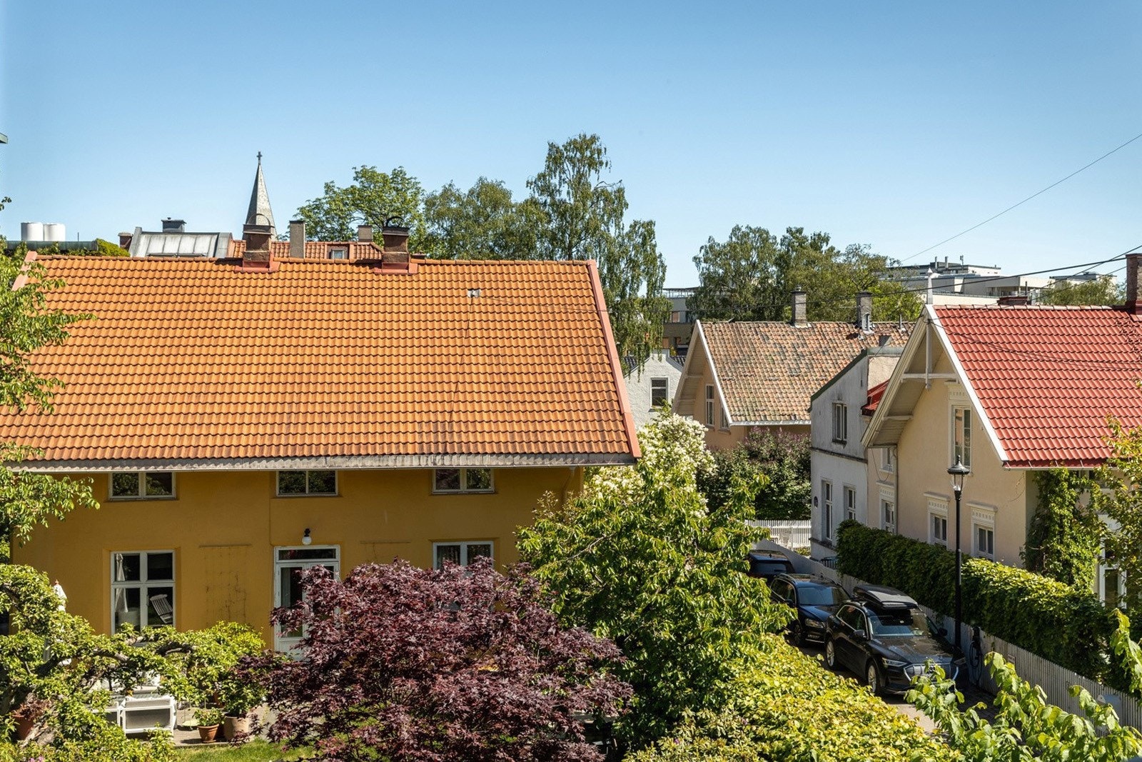 Bygget ligger på Valleløkken, sentralt og idyllisk med alle servicetilbud innenfor kort gangavstand. Galleribilde