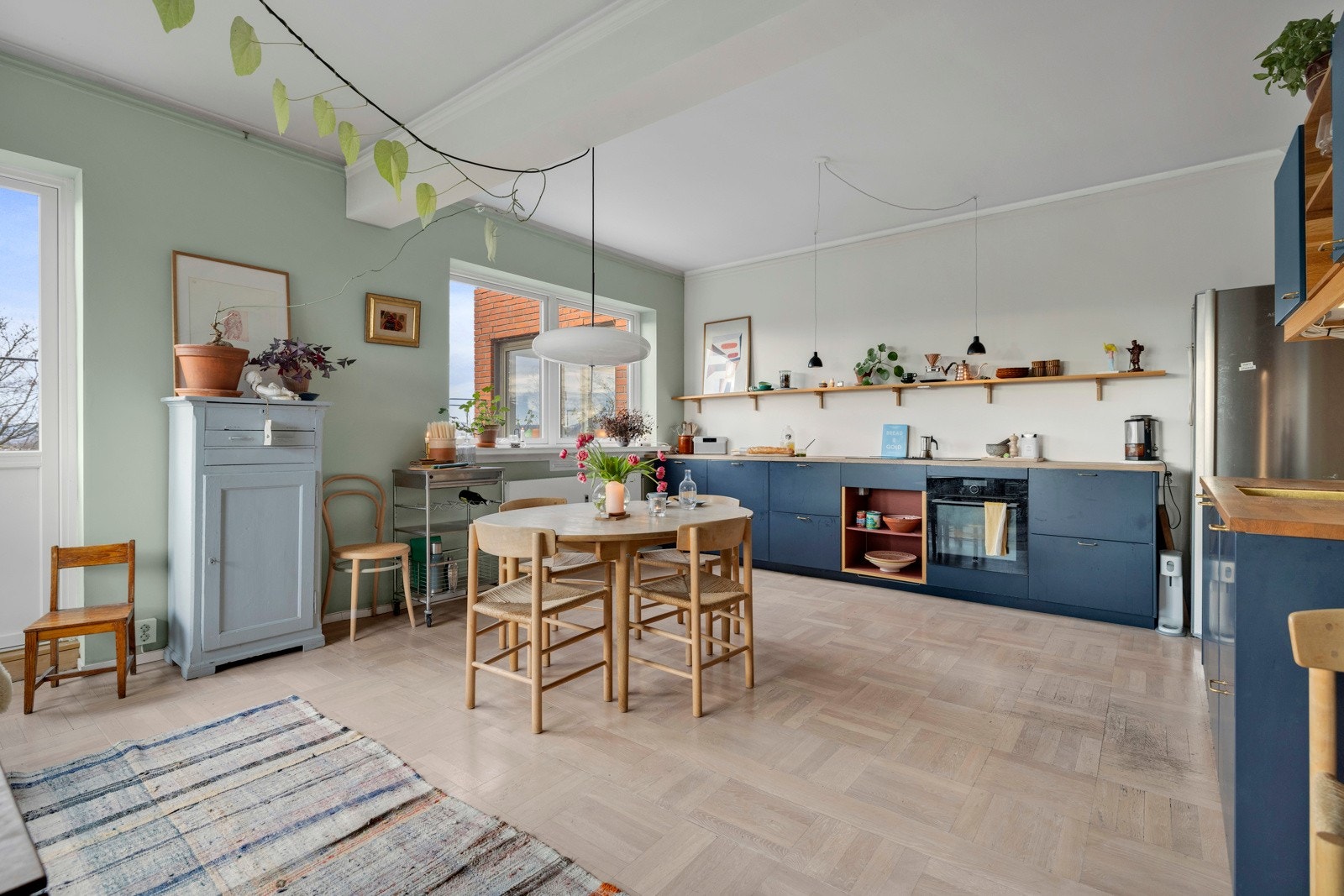 Hvitevarer fra AEG - integrert induksjonstopp, stekeovn med dampfunksjon og oppvaskmaskin med comfort lift-funksjon Galleribilde