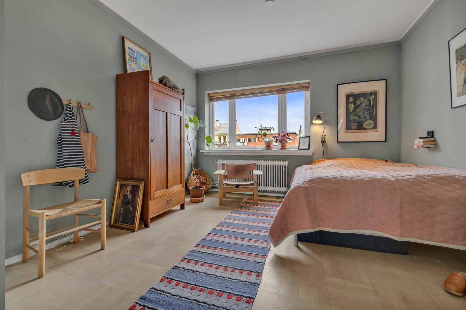 Hovedsoverommet har god plass til dobbeltseng, nattbord og annet møblement. Galleribilde