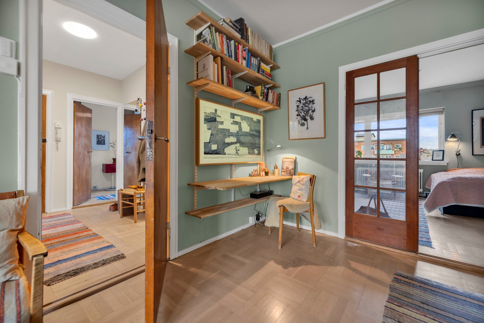 Stuen har god plass til hjemmekontor eller leksestasjon i hjørnet mot soverommet. Galleribilde
