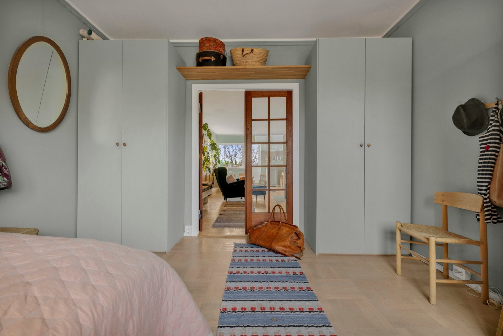 Rommet har doble garderobeskap på hver side av døren og en bred hylle over døren. Galleribilde