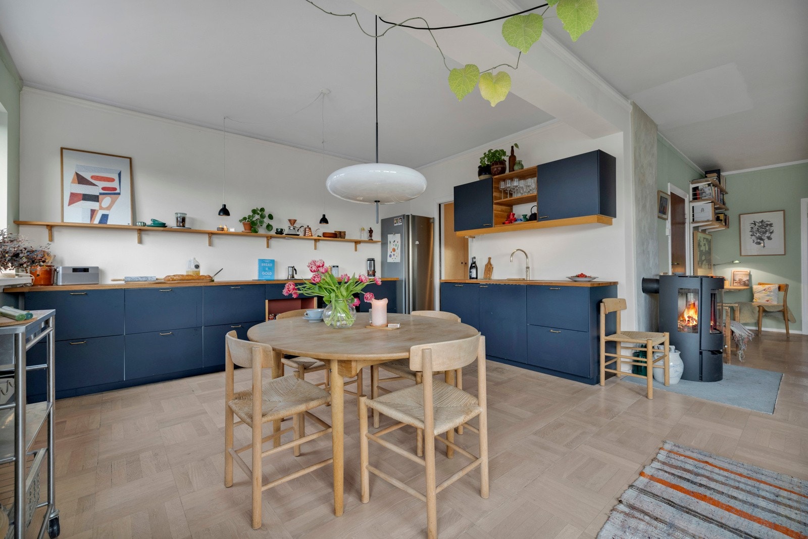 Kjøkkenet ligger åpent mot stuen, har dels integrerte hvitevarer og god plass til spisebord. Galleribilde