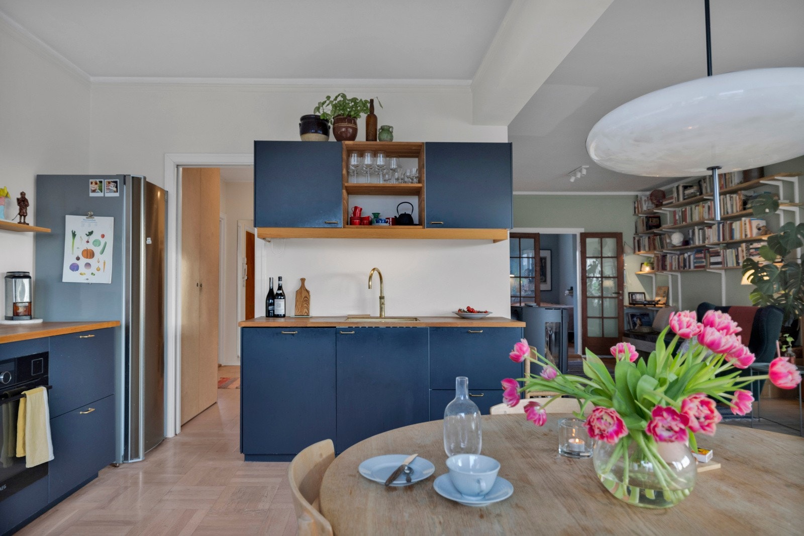 Kjøkkenet har godt med oppbevaringsplass i skap, skuffer og eikeforede hyller. Galleribilde