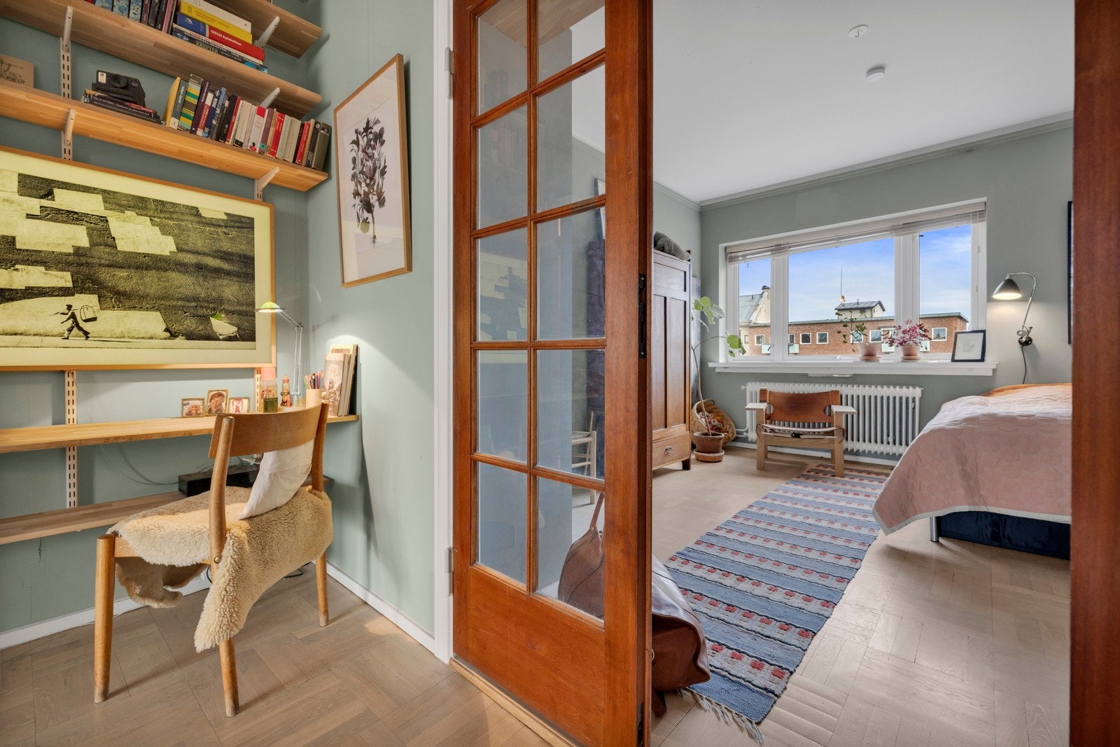 Soverommene ligger østvendt med gode vindusflater mot bakgård. Den høye plasseringen hindrer innsyn. Galleribilde