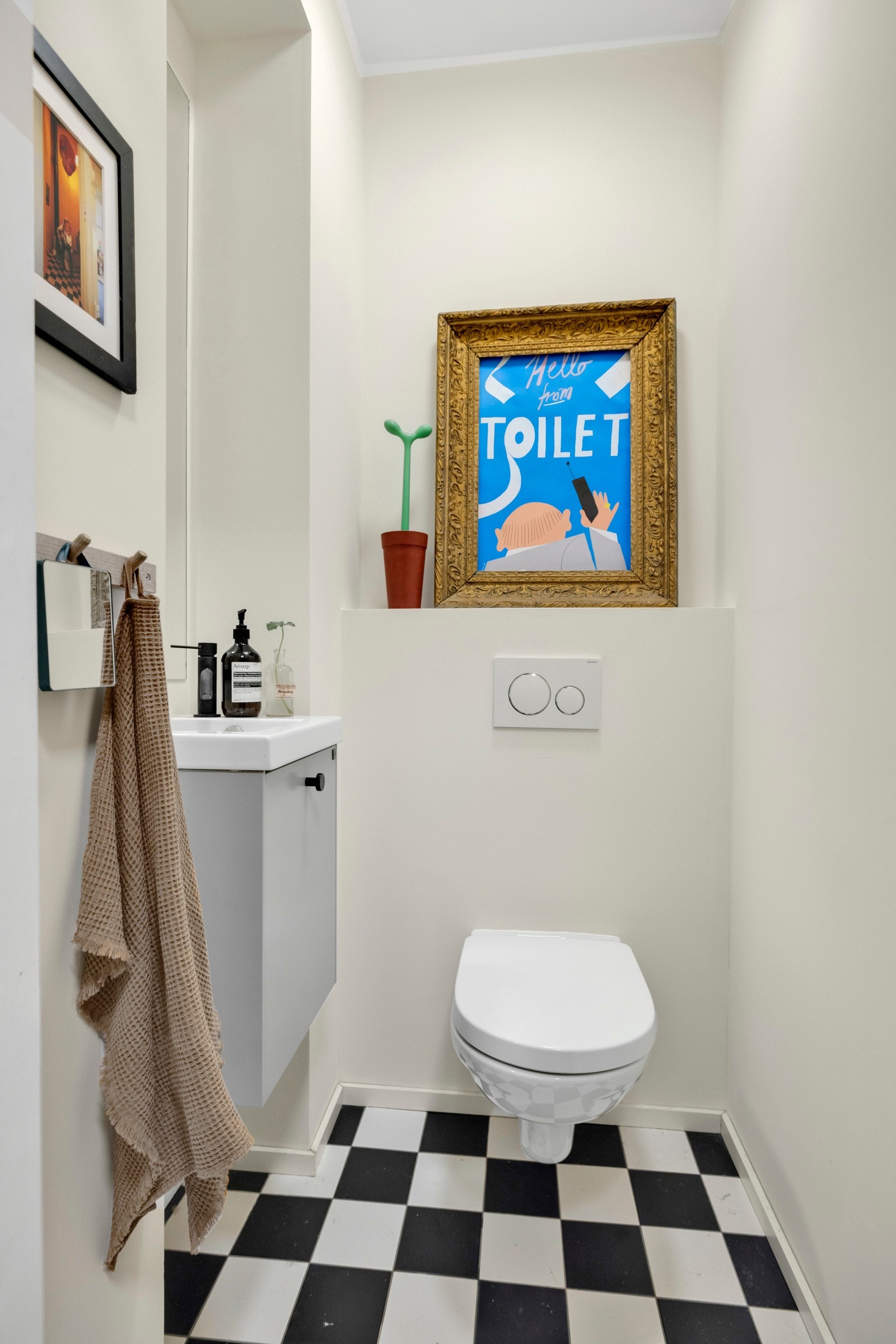 Toalettrommet har fliser på gulv med gulvvarme, pen innredning og veggmontert toalett. Galleribilde