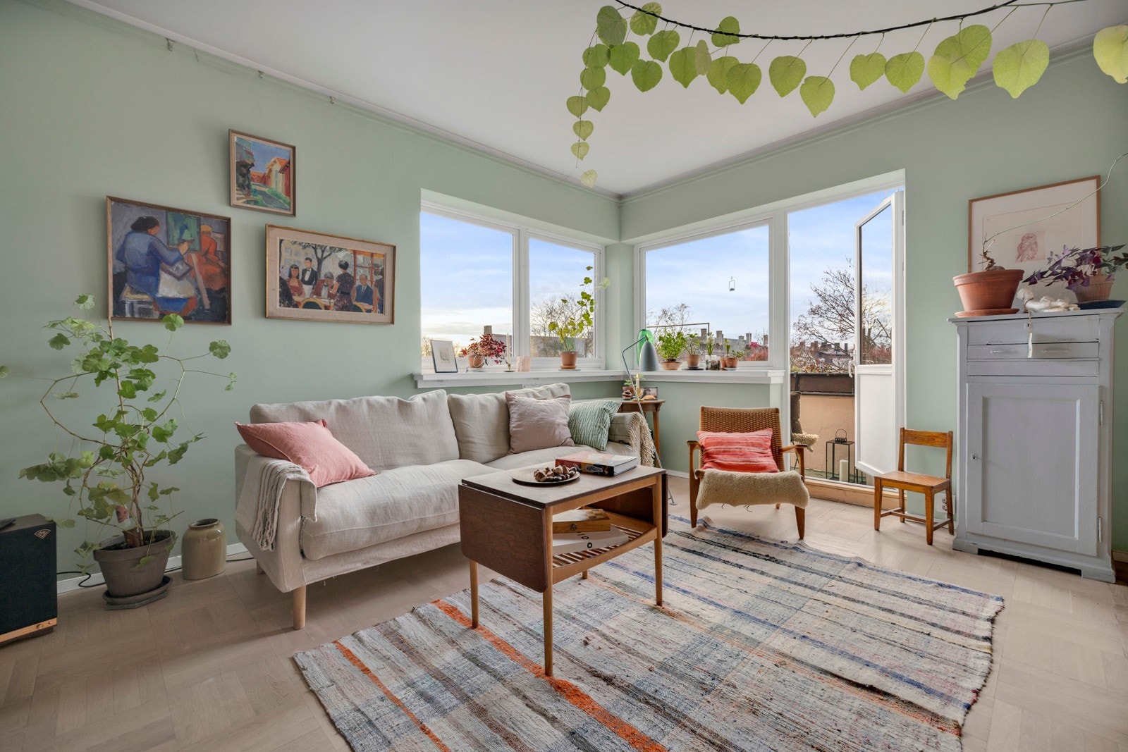 Hjørnevinduene gir ekstra flott utsyn og mye dagslys inn. Fra stuen er det utgang til en vestvendt balkong. Galleribilde