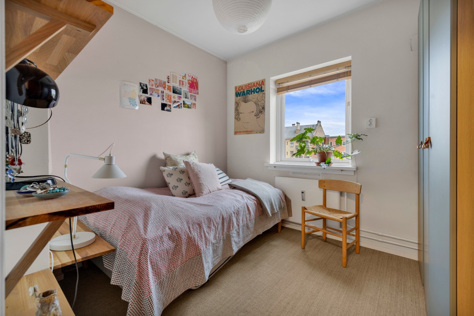 Det er garderobeskap på alle tre soverom. Galleribilde