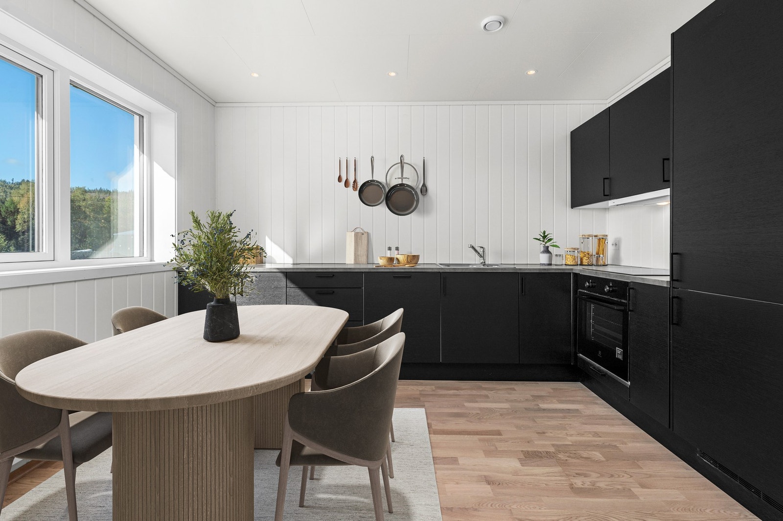 Pent og moderne kjøkken fra Norema. Kjøkkenet har integrerte hvitevarer. Kjøkkenet er oppgradert med sorte fronter. Galleribilde