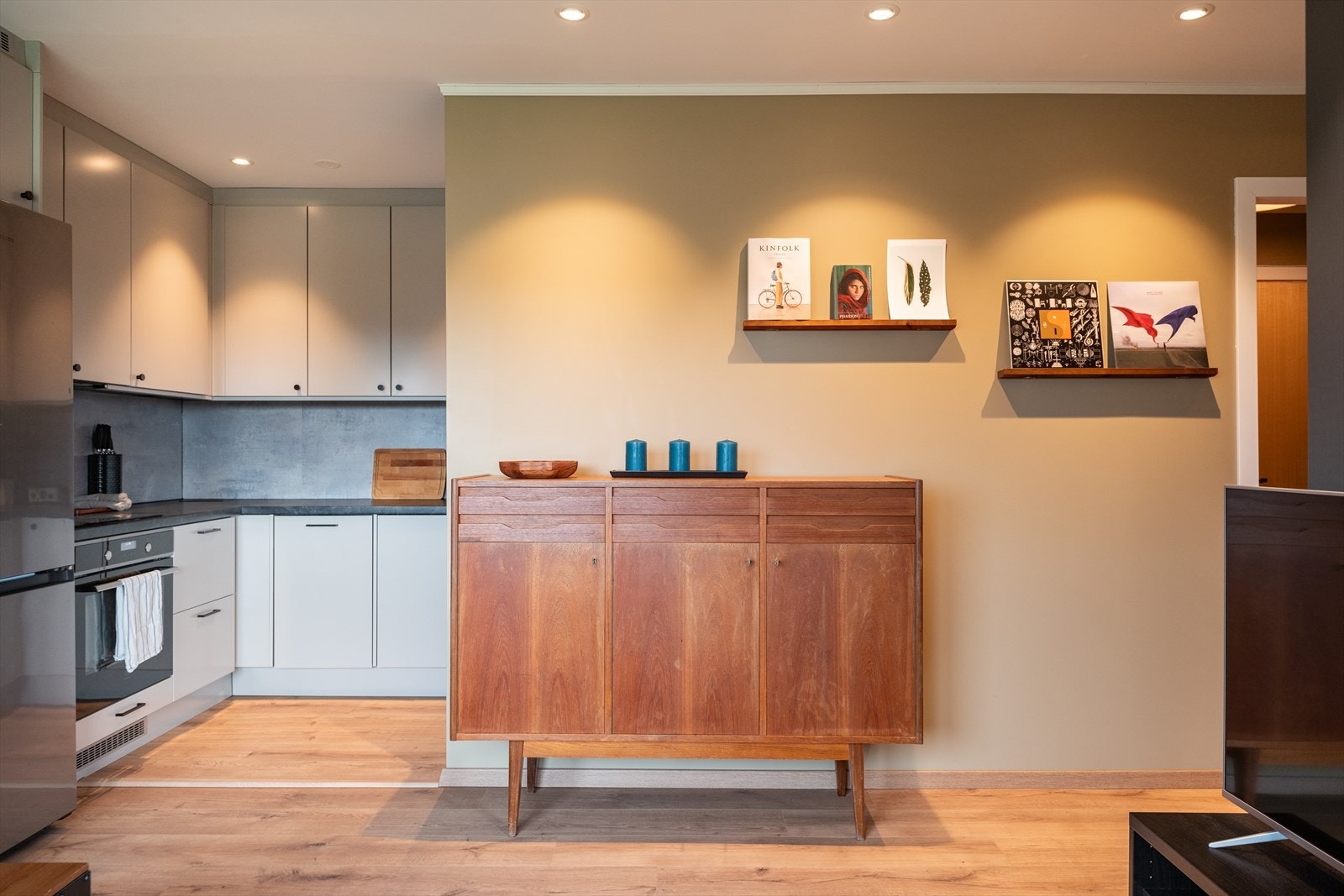 Delikate og tidsriktige fargevalg i leiligheten. Downlights i tak. Galleribilde