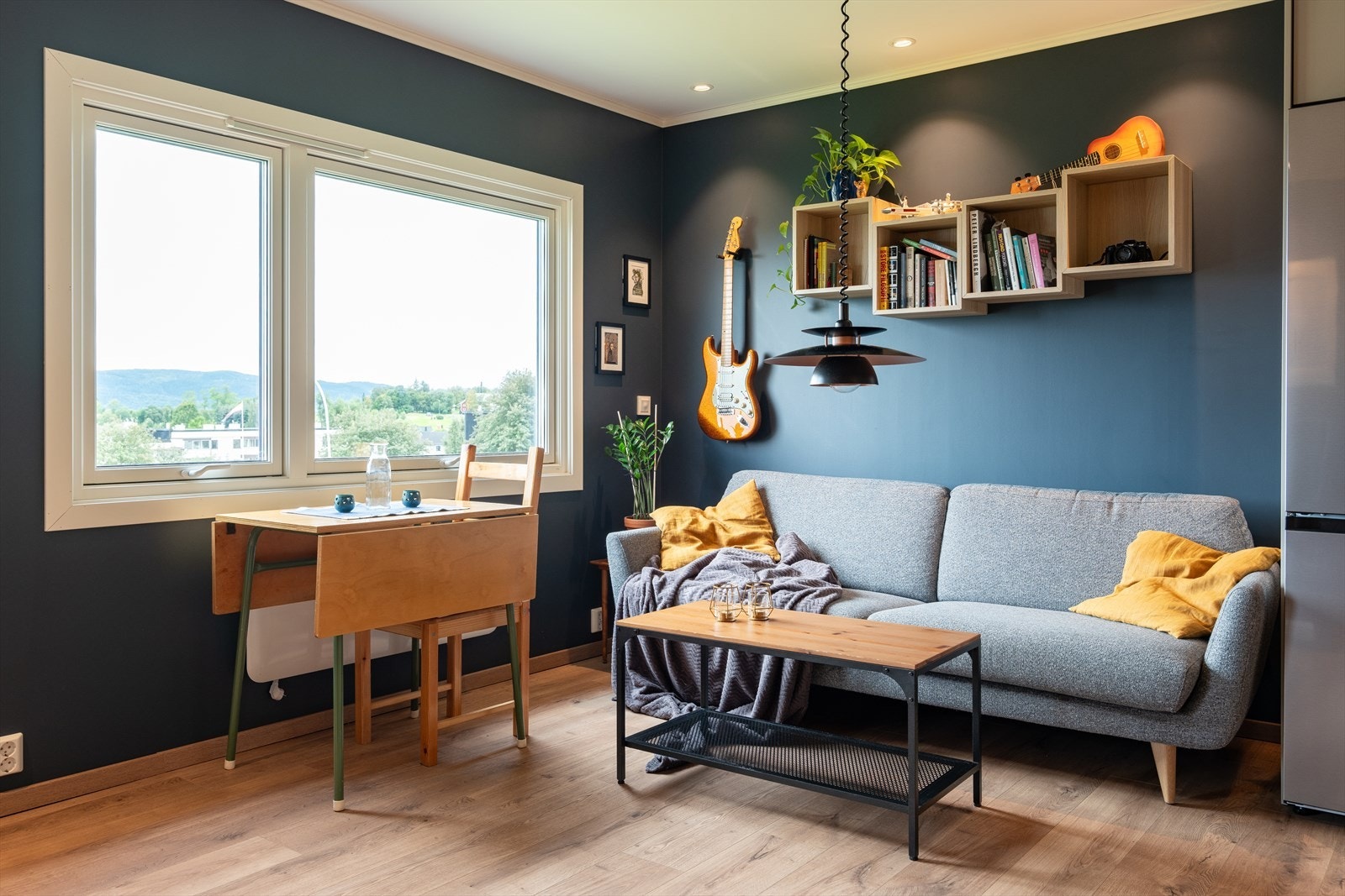 Stuen er på 14,4 kvm med utsikt mot byen. God plass til spisebord og sofagruppe. Galleribilde