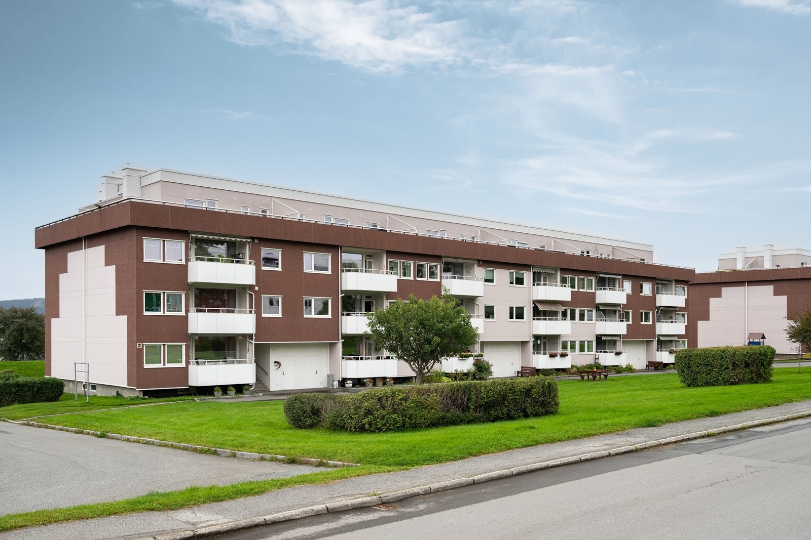 Borettslaget har pent opparbeidede grøntarealer. Galleribilde