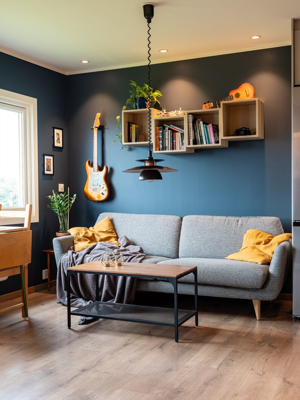 Stor vindusflate som gir mye lysinnslipp i stuen. Galleribilde