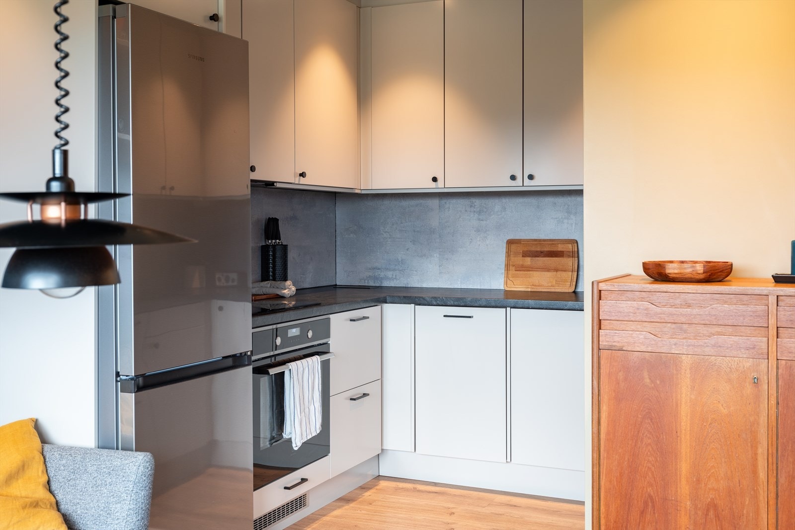 Åpen stue- og kjøkkenløsning som gir en god romfølelse. Galleribilde