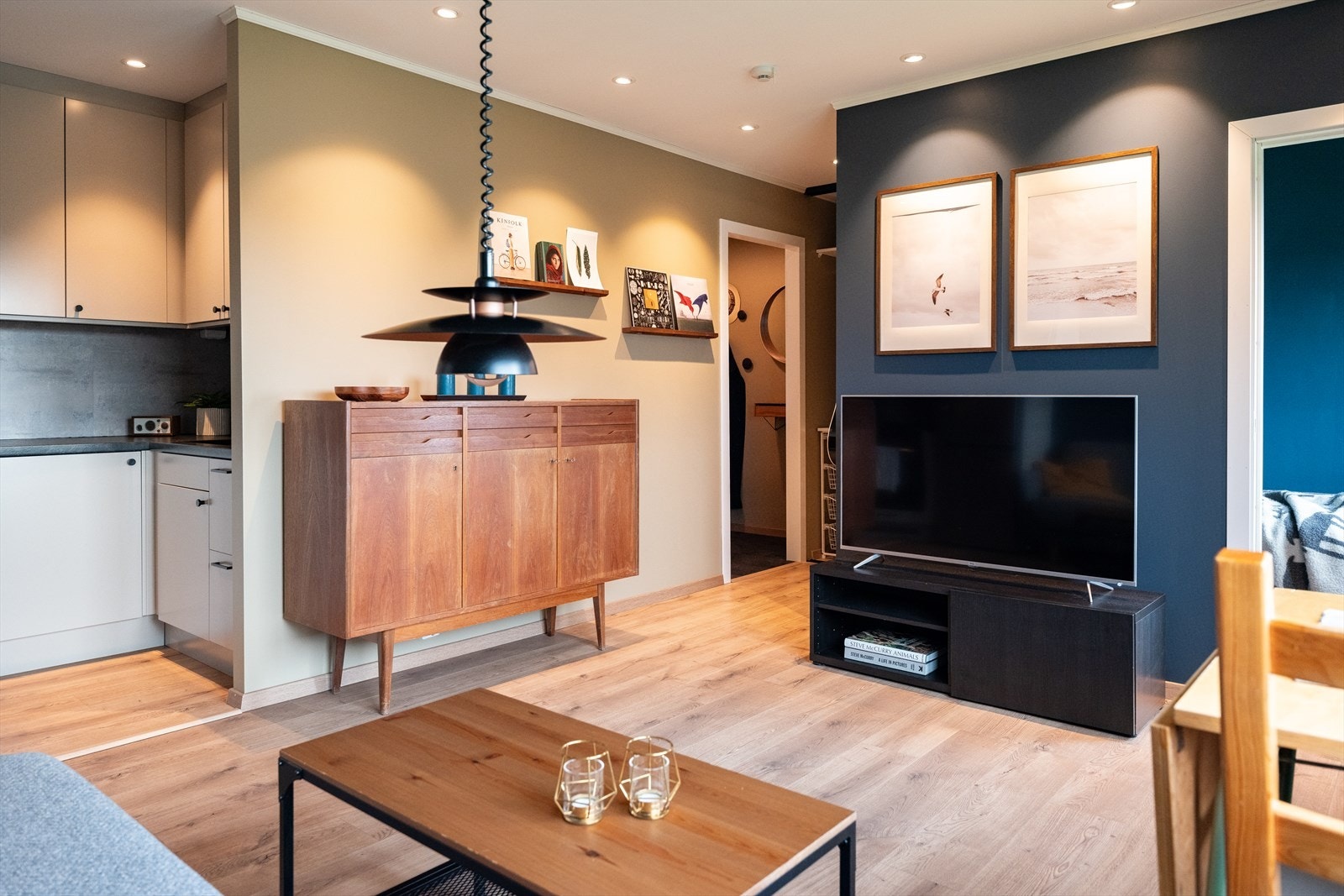 Stuen er ca. 14,4 kvm. Galleribilde