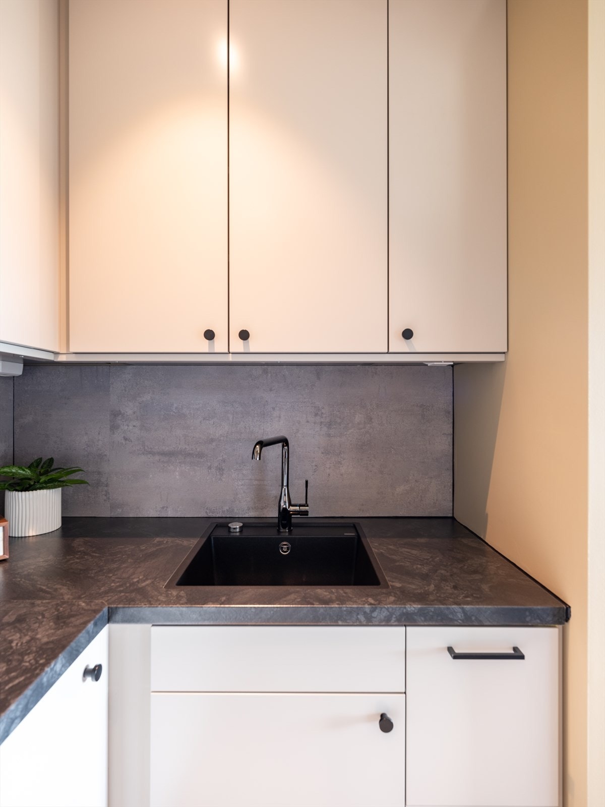 Kjøkkenet er ca. 3,7 kvm. Integrert oppvaskmaskin, vaskemaskin, platetopp og stekeovn. Galleribilde