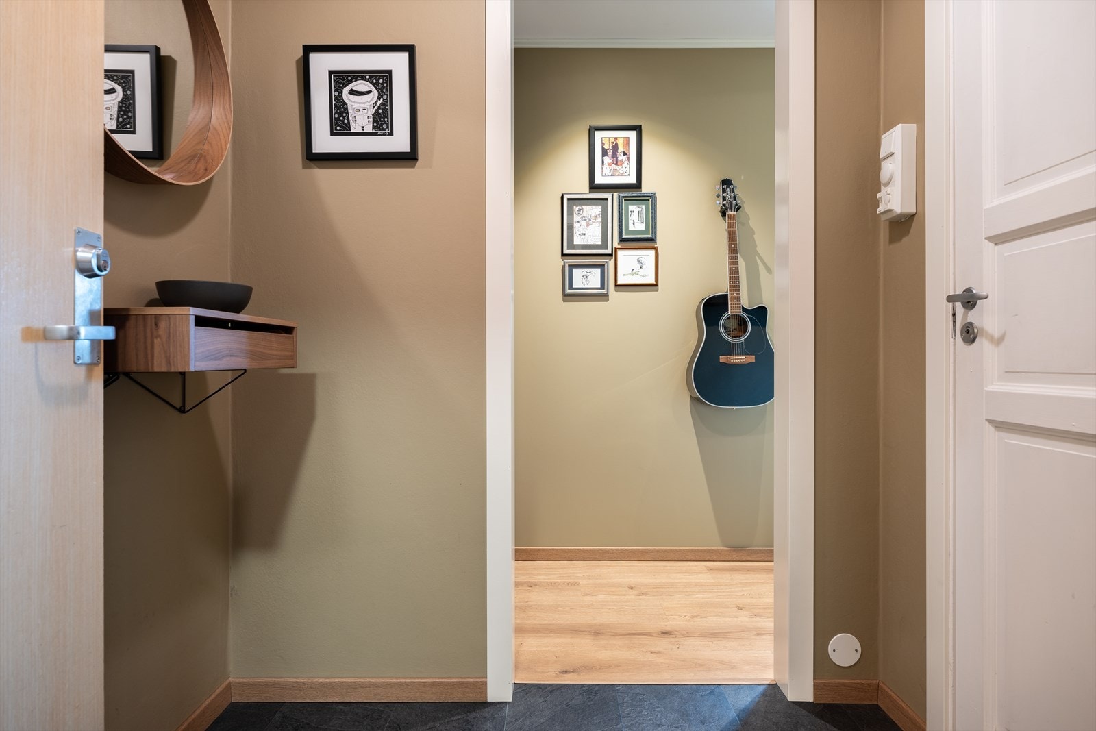 Fra entréen kommer man ut til stuen. Galleribilde