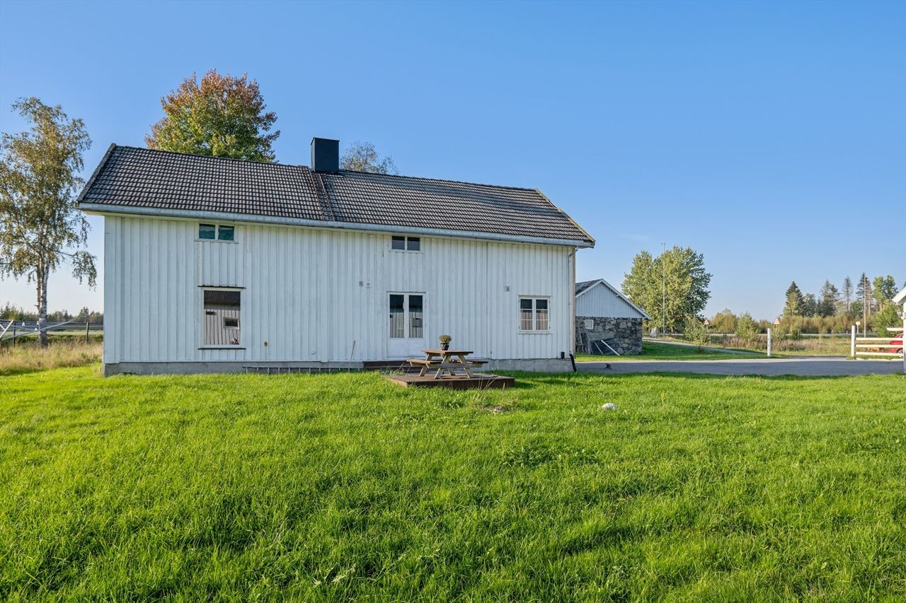 Våningshuset med det gamle steinfjøset i bakgrunnen Galleribilde