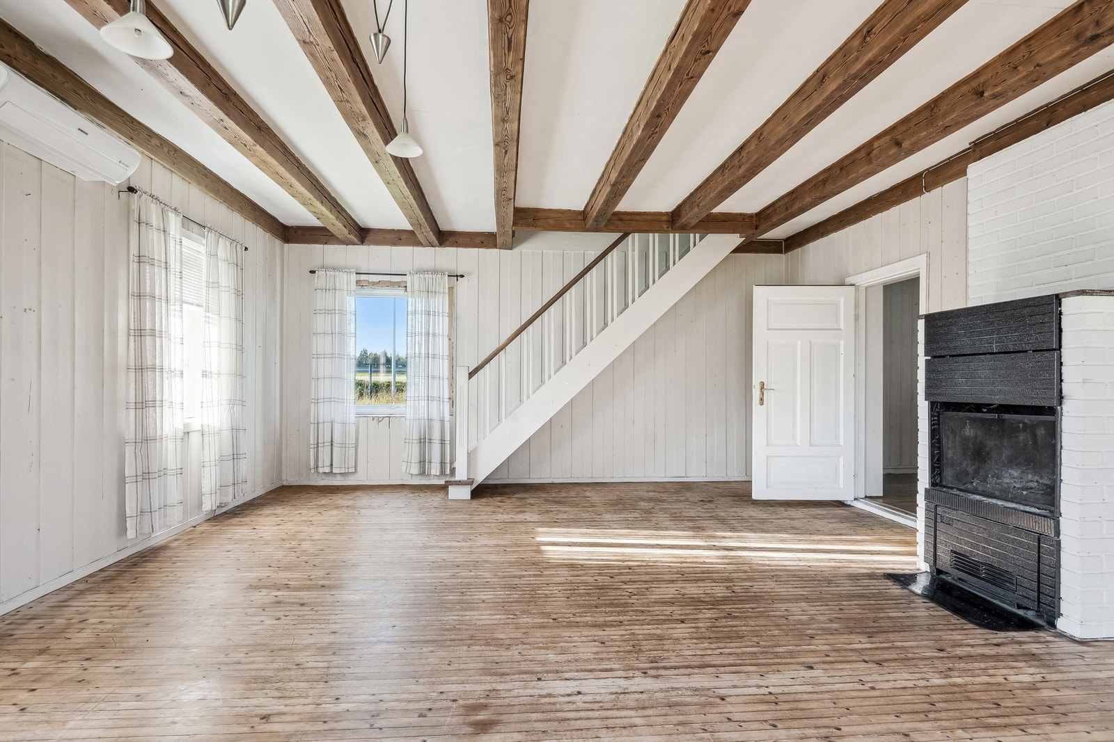 Stue med trapp opp til 2. etasje Galleribilde