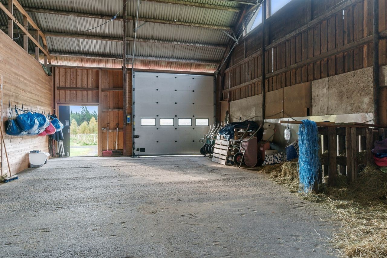 Foto fra 2020, fôrrom i enden av stallen Galleribilde