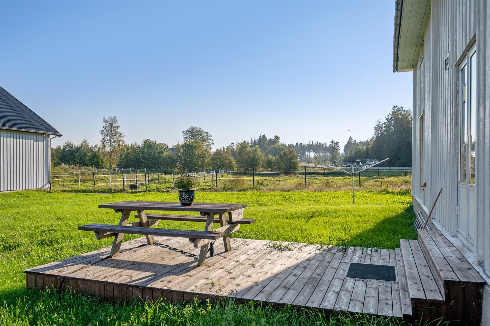 Terrasse på sørsiden av våningshuset Galleribilde