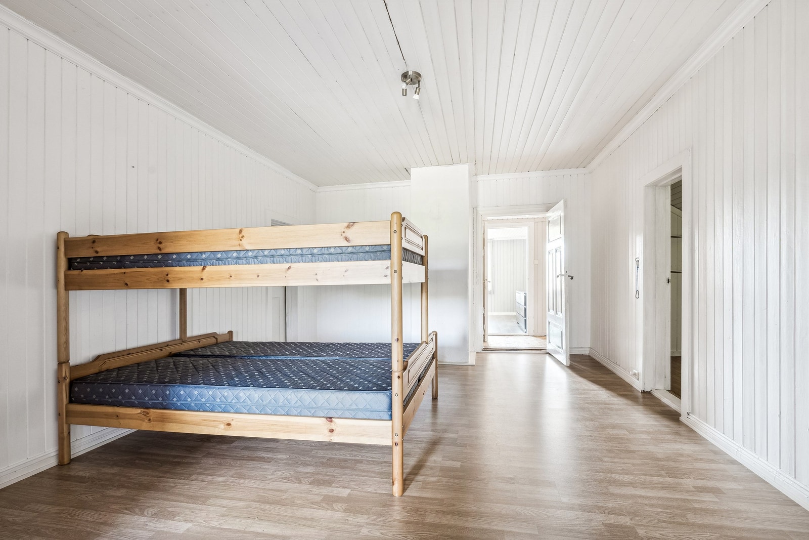 Stort allrom/gjennomgangsrom uten vindu Galleribilde