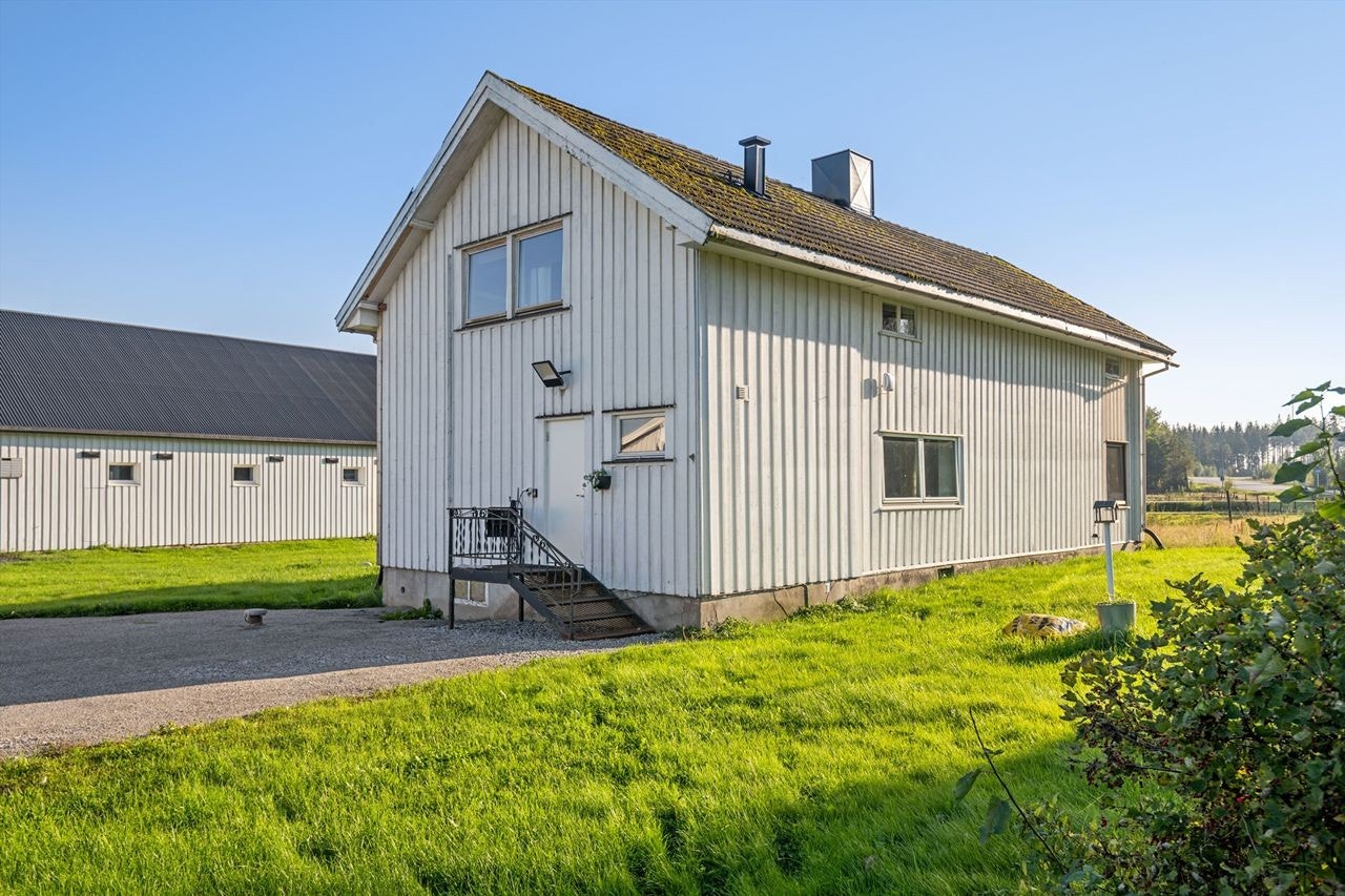 Våningshuset med stallen i bakgrunnen Galleribilde