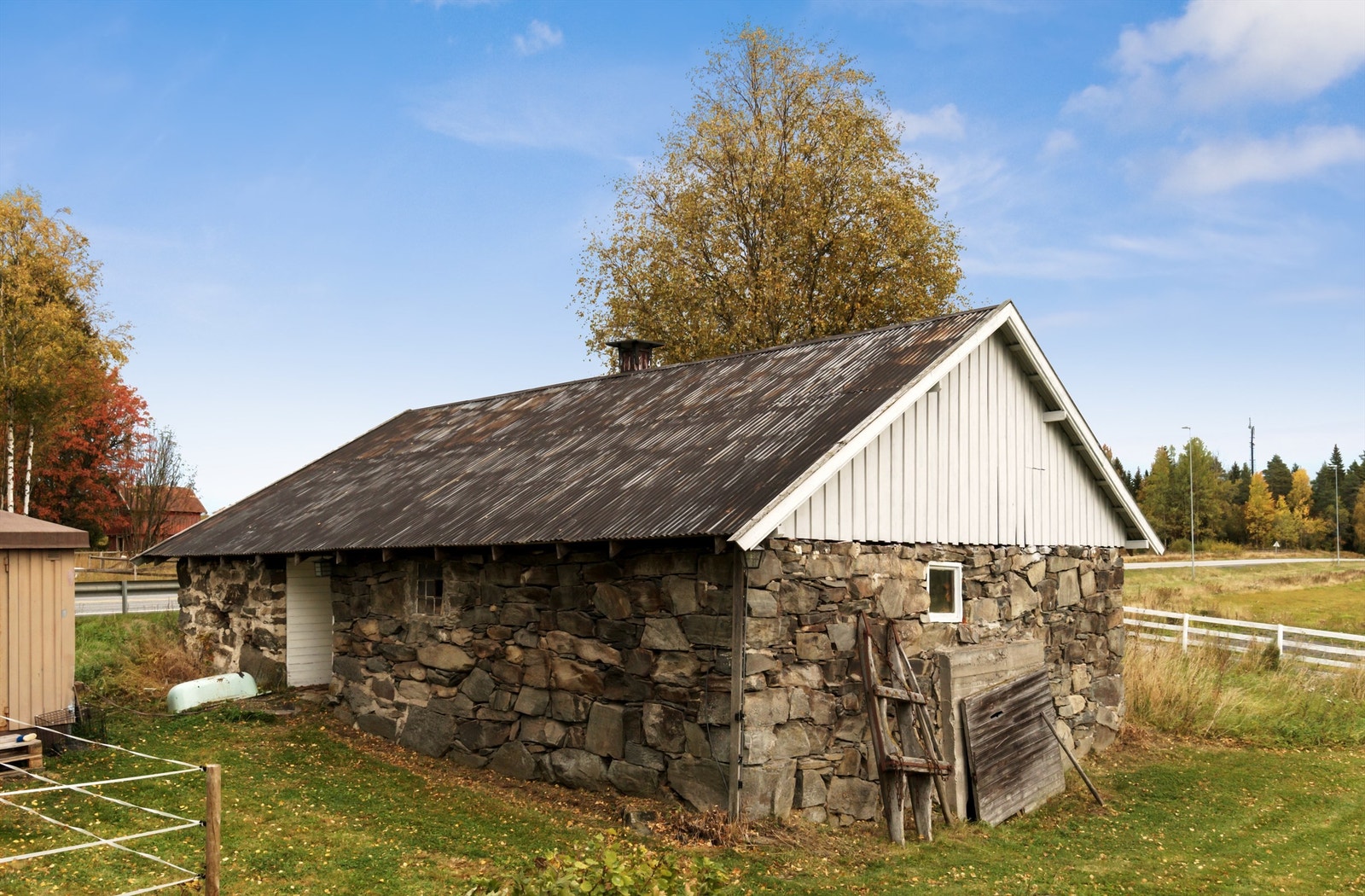 Foto fra 2020 av steinfjøset, innredet med tre stallbokser Galleribilde