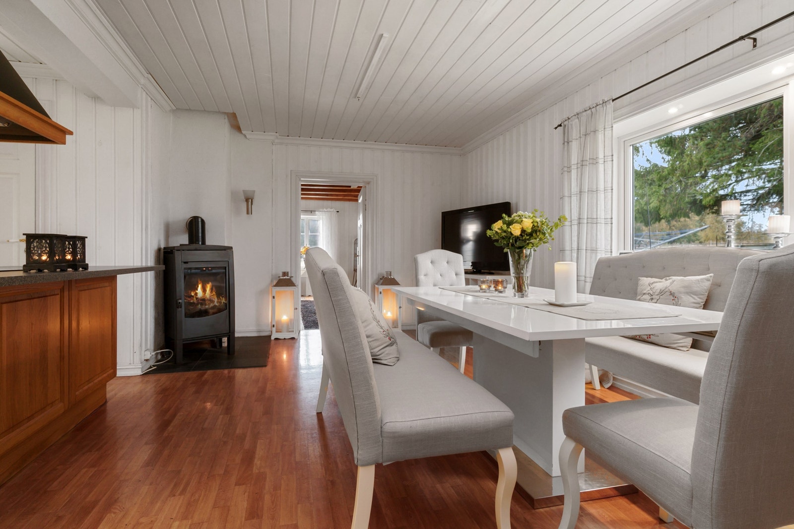 Foto fra 2020 som viser spiseplass på kjøkken i innredet stand Galleribilde