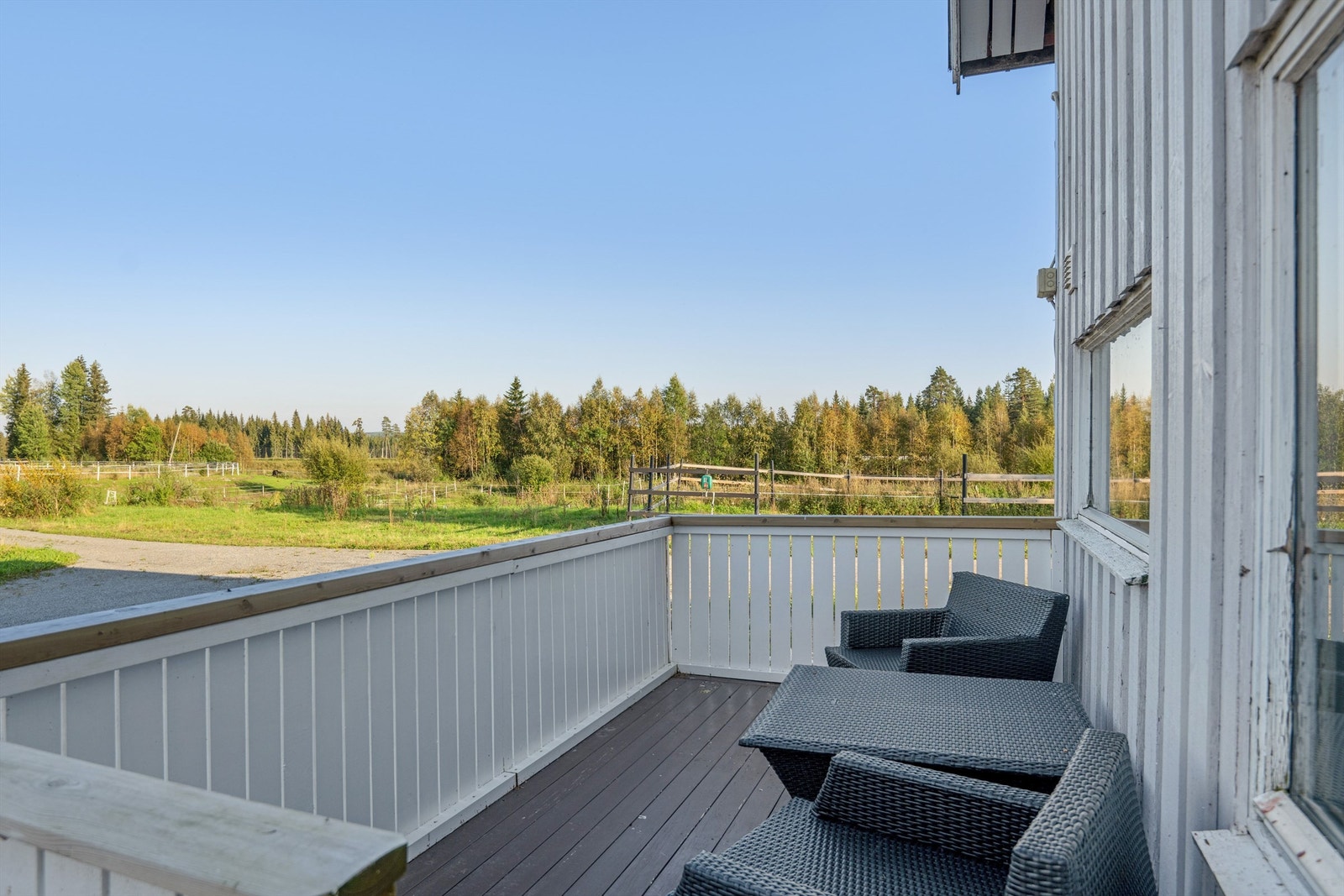 Terrasse utenfor forsamlingslokale i stallbygget Galleribilde