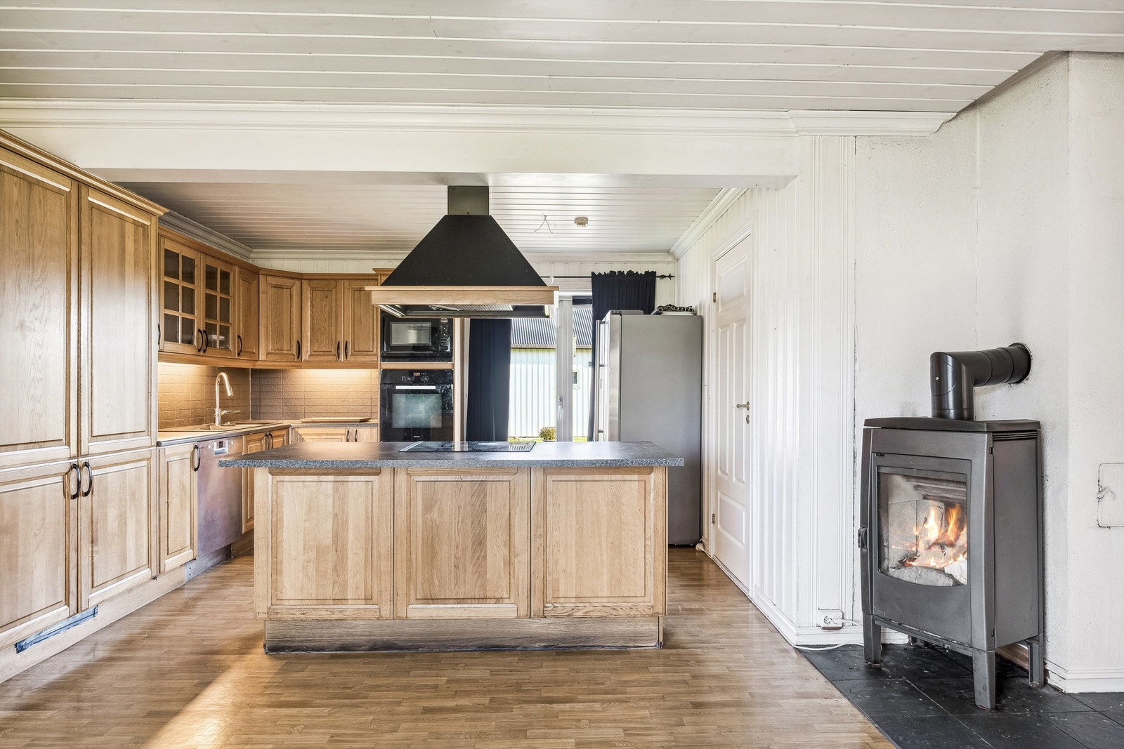 Fra spisestue mot kjøkken Galleribilde