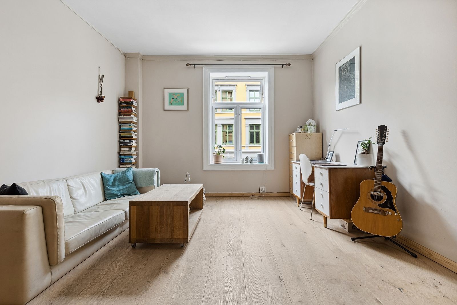 Romslig stue med peis Galleribilde