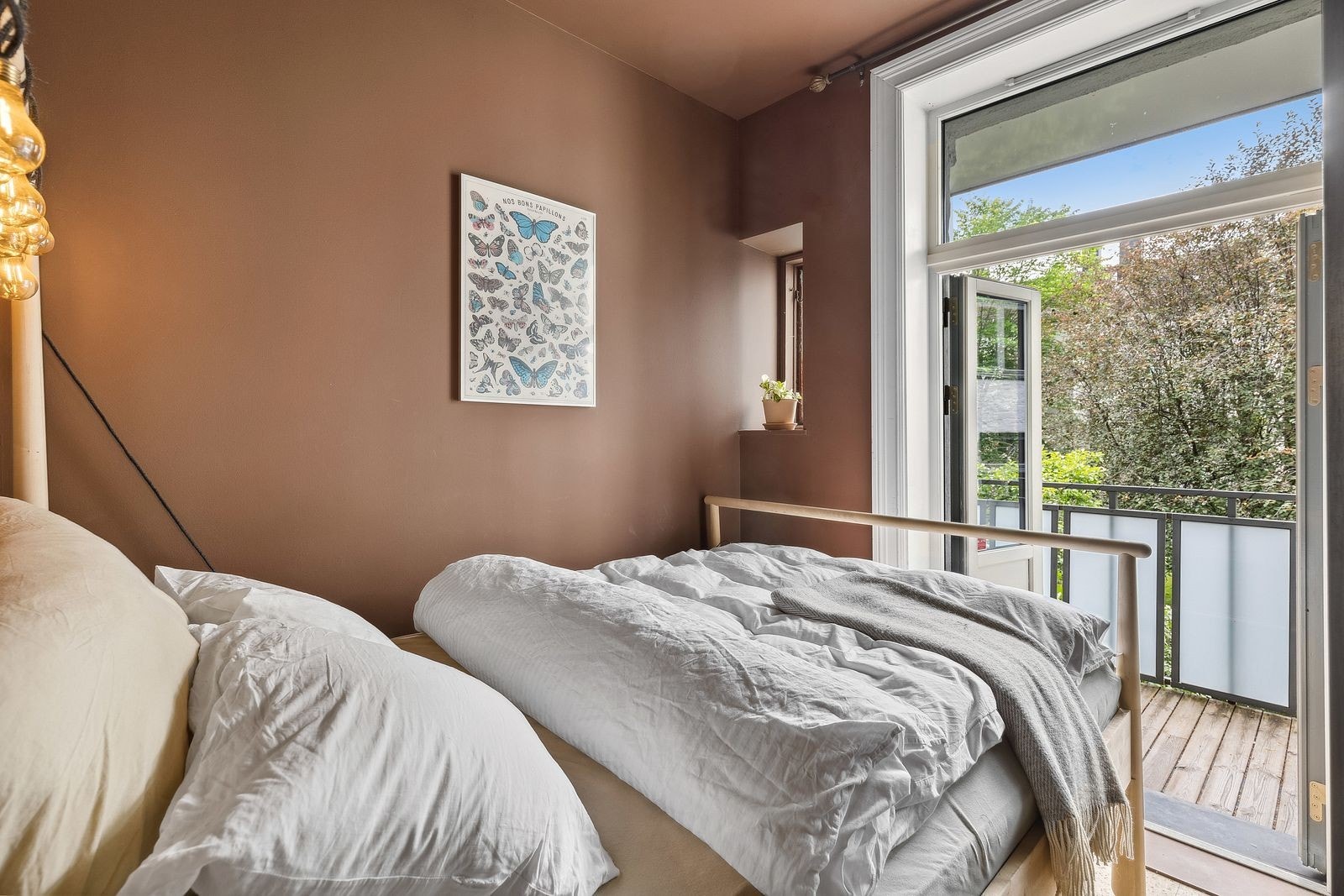 Innbydende soverom med garderobeskap og utgang til balkong Galleribilde