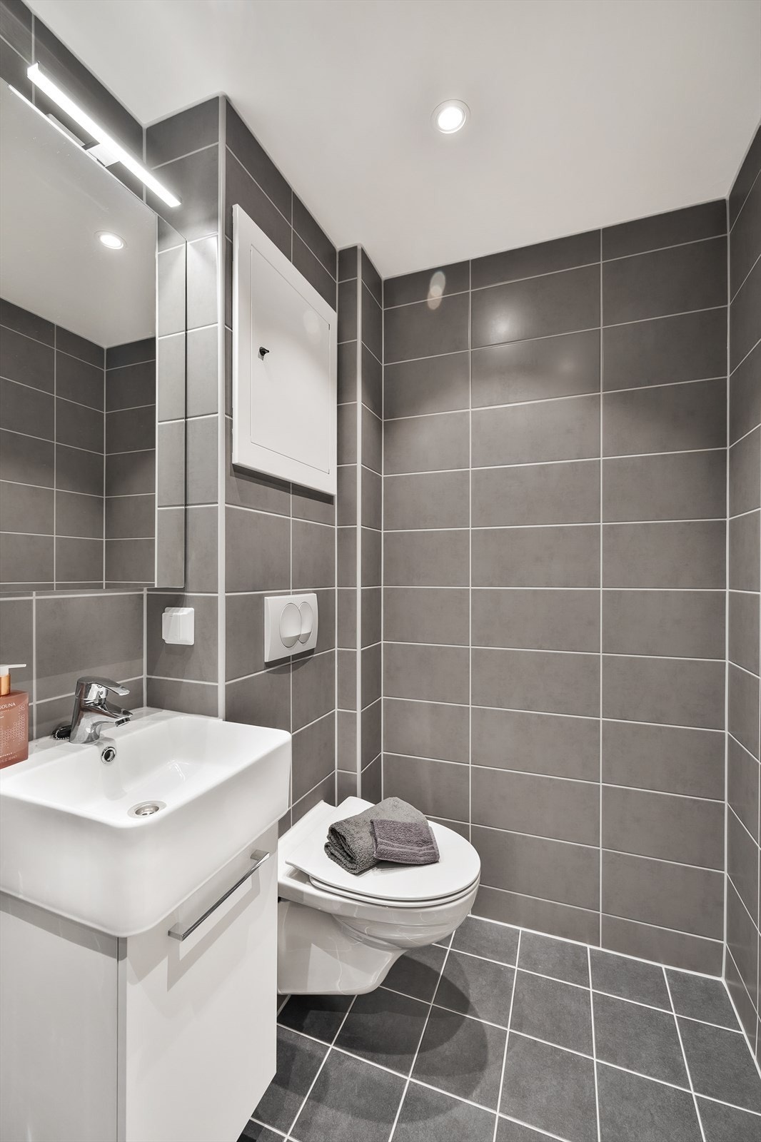 Pent flislagt på gulv og vegger, downlights i himling Galleribilde