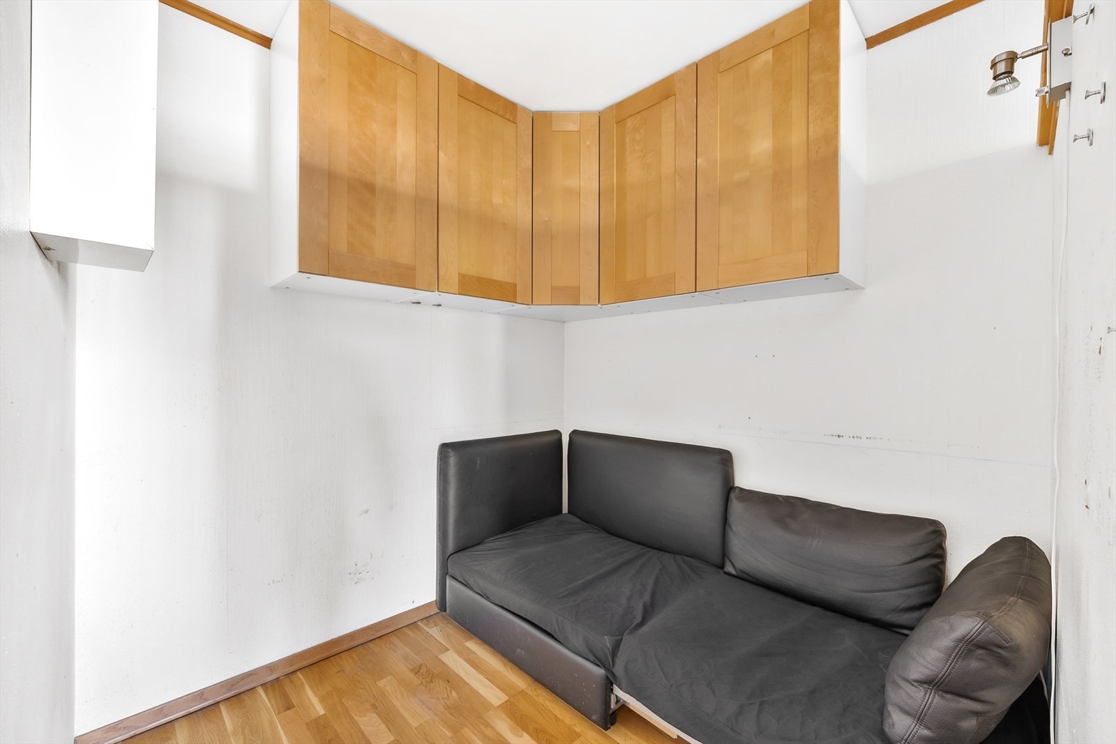 Sovealkove. Her e det montert veggskap Galleribilde