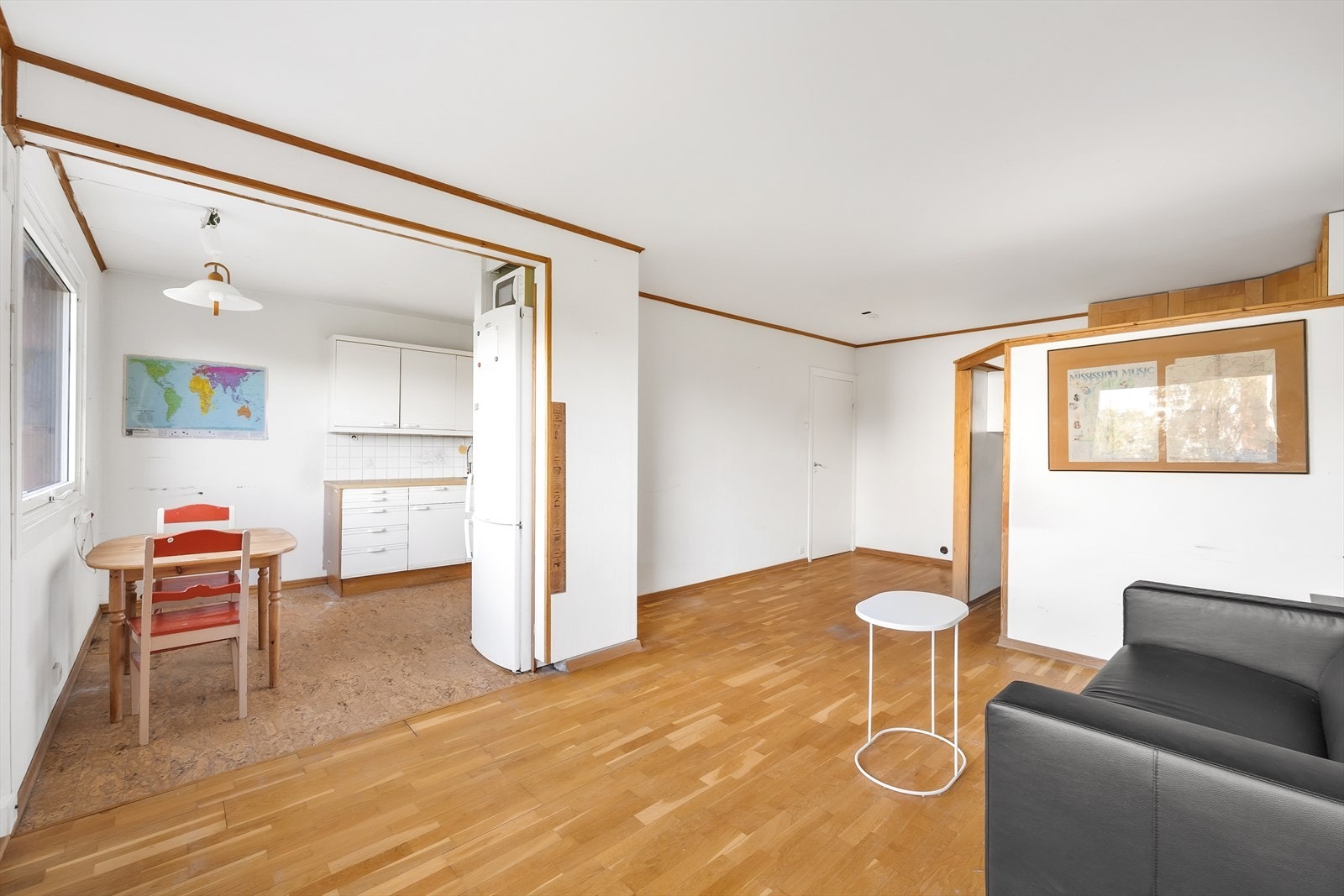 Stuen har delvis åpen planløsning med kjøkkenet Galleribilde