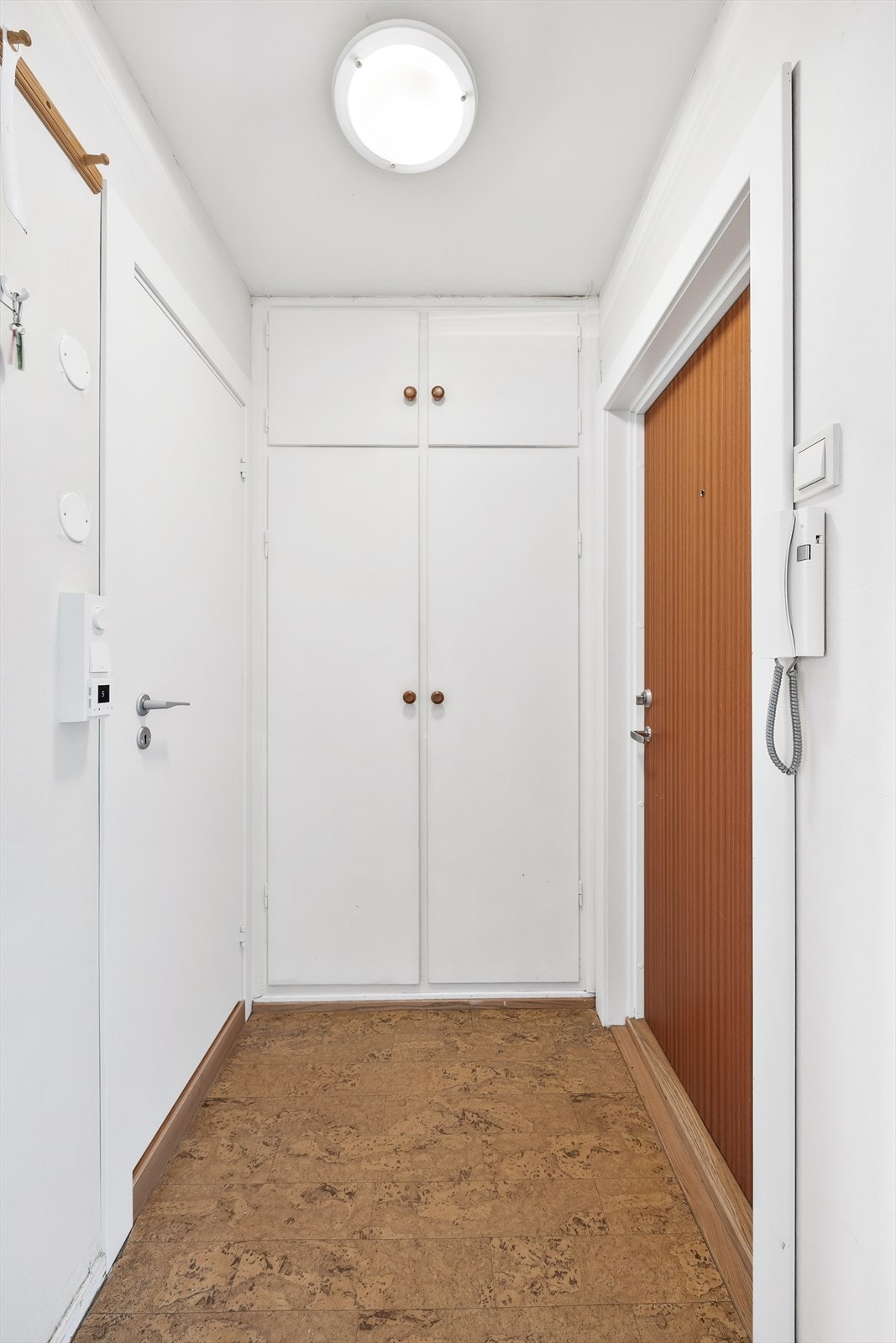 Lys entré/gang med plassbygd garderobeskap Galleribilde