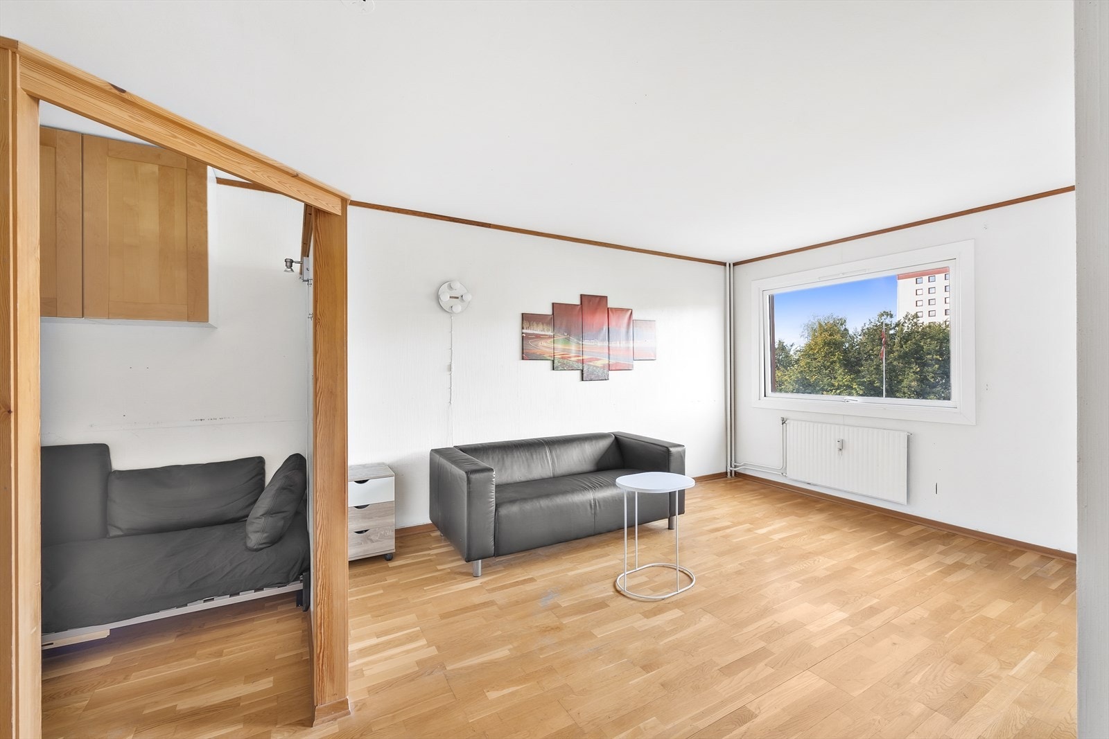 Leiligheten varmes opp via radiatorer tilknyttet sentralfyr Galleribilde