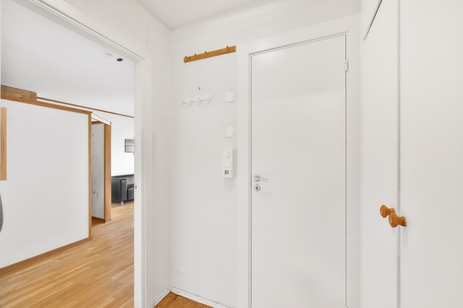 Leilighetens overflater består i dag av parkett og belegg på gulv, og hvitmalt betong på vegger Galleribilde