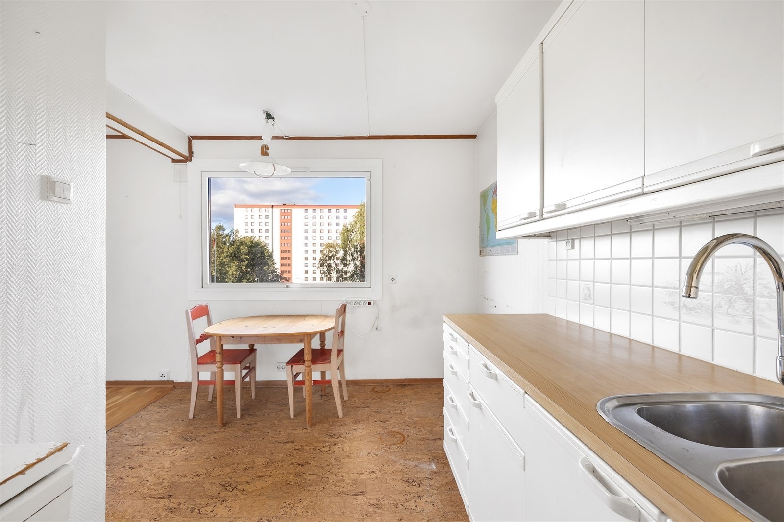 Kjøkkenet er avlangt og praktisk utformet med stort vindu i den ene enden Galleribilde