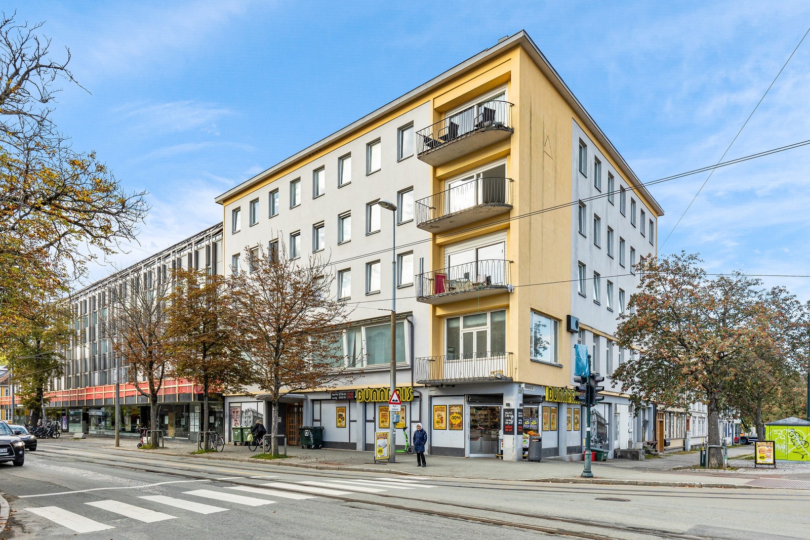 Dagligvarebutikk i 1. etasje og treningssenter rett over veien. Galleribilde