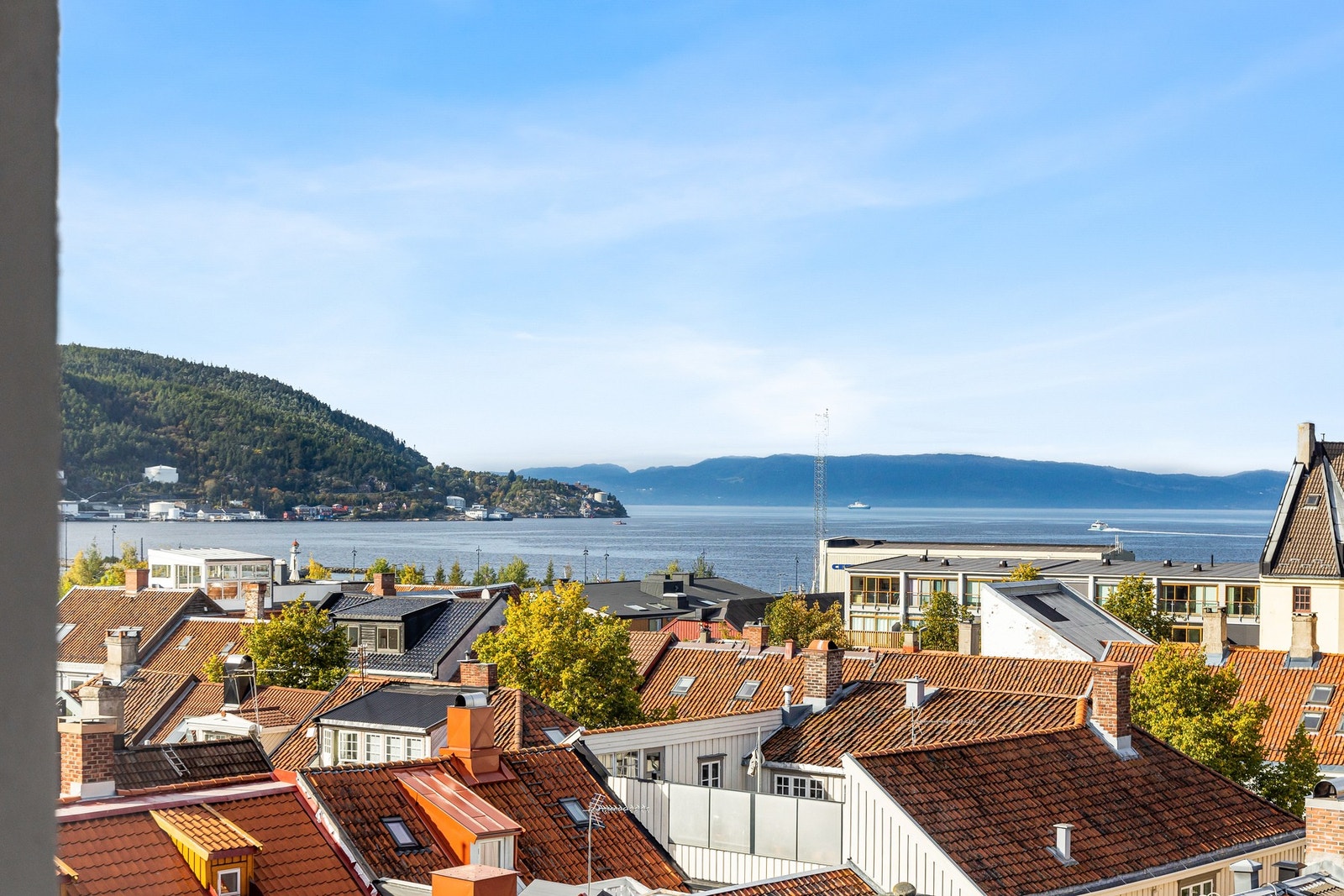Med beliggenhet i byggets 5. etasje har man flott utsikt over klassiske bygårder ut mot Trondheimsfjorden fra stuevinduet. Galleribilde