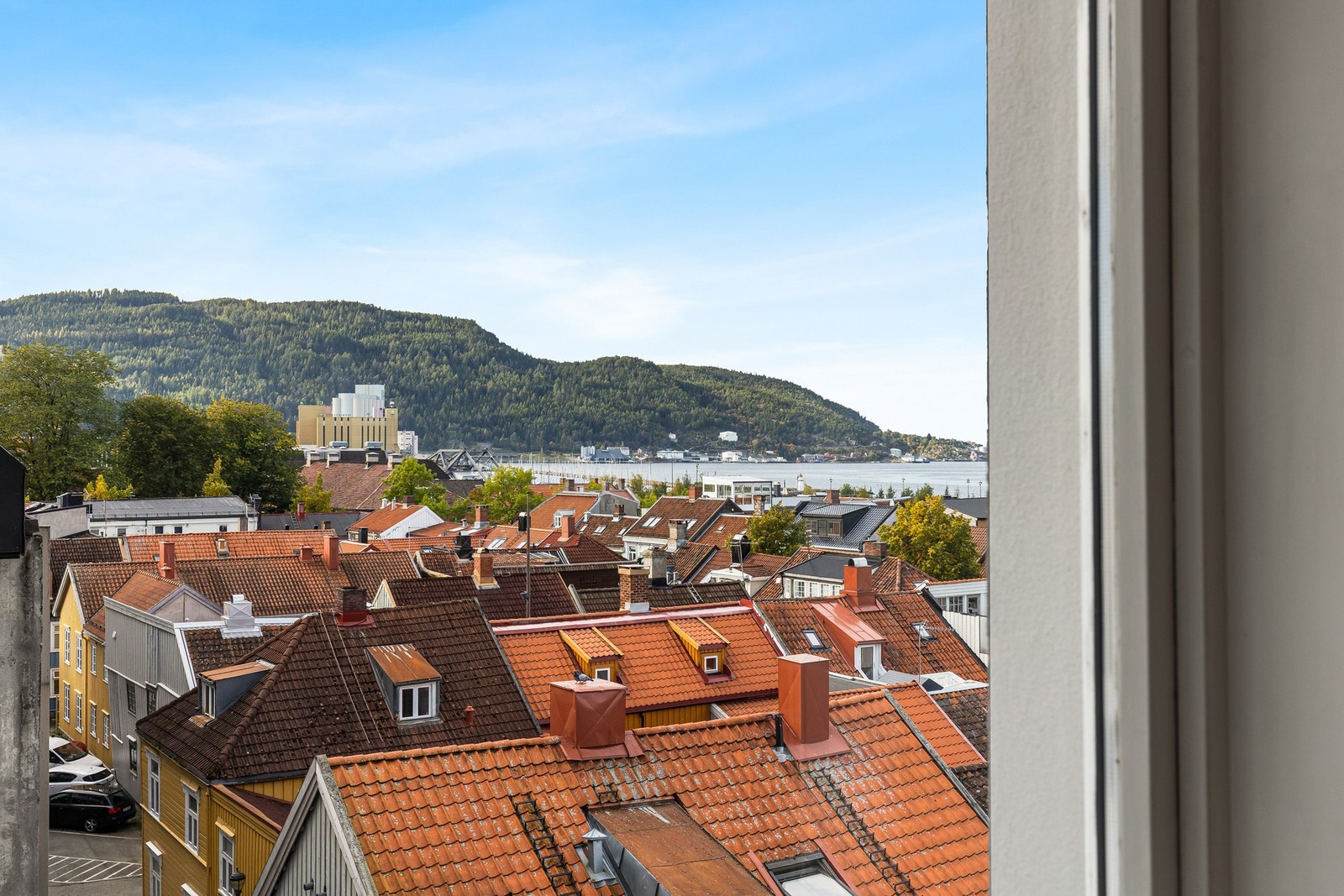 Med beliggenhet i byggets 5. etasje har man flott utsikt over klassiske bygårder ut mot Trondheimsfjorden fra stuevinduet. Galleribilde