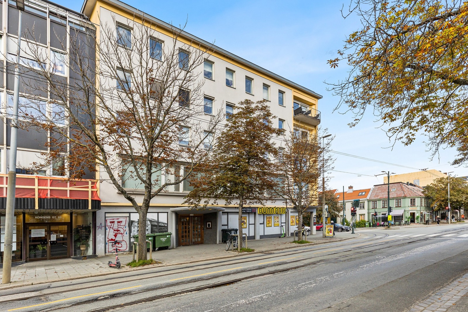 Dagligvarebutikk i 1. etasje og treningssenter rett over veien. Galleribilde