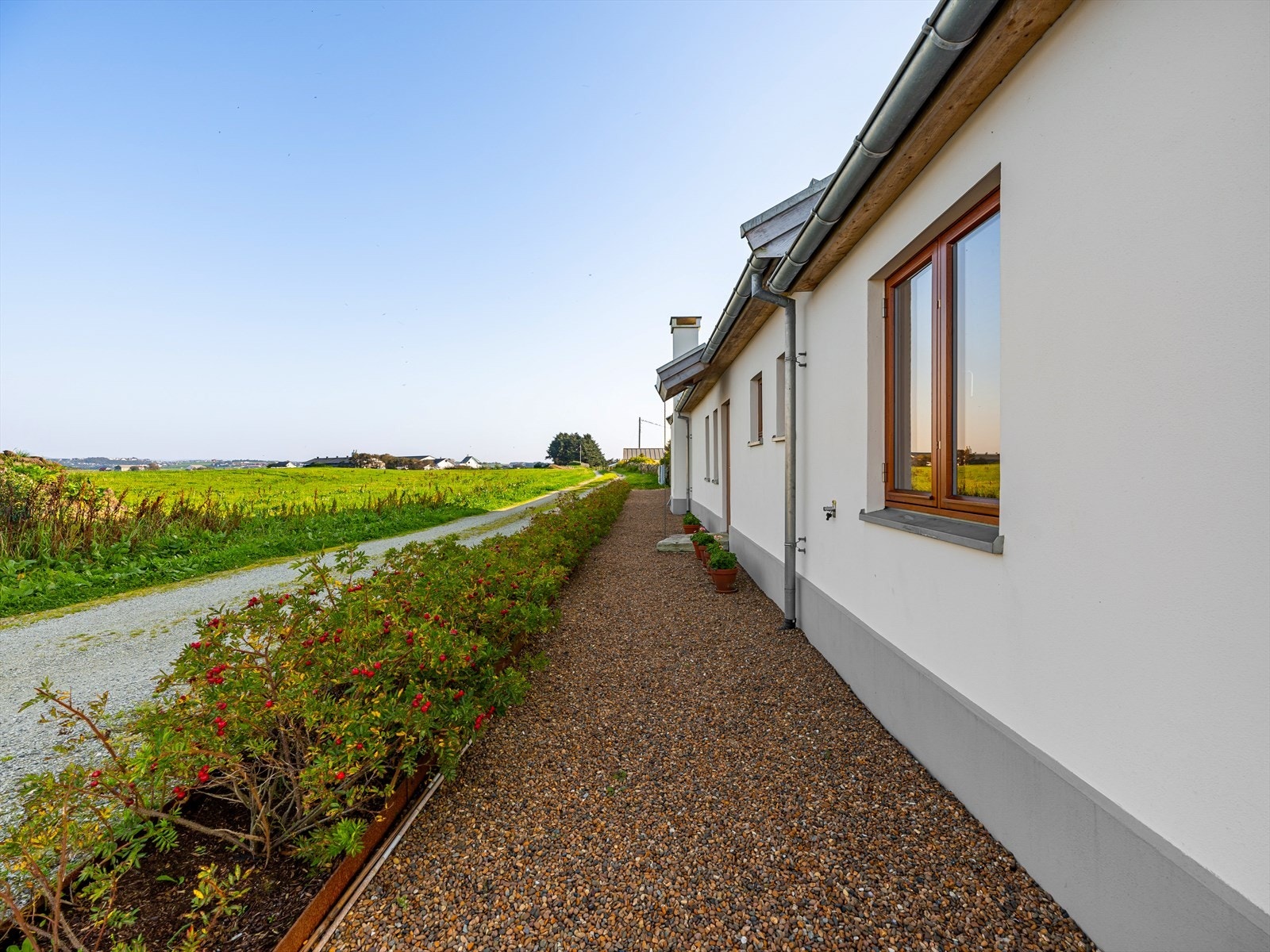 Hovedhuset er betydelig større enn de andre hyttene langs elva - uten å fremstå som prangende. Det sobre arkitektoniske uttrykket kler den jærske naturen, freden senker seg med en gang du entrer eiendommen. Galleribilde
