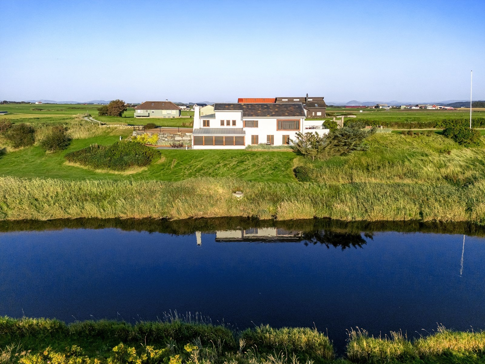 Det sobre arkitektoniske uttrykket kler den jærske naturen, freden senker seg med en gang du entrer eiendommen. Galleribilde