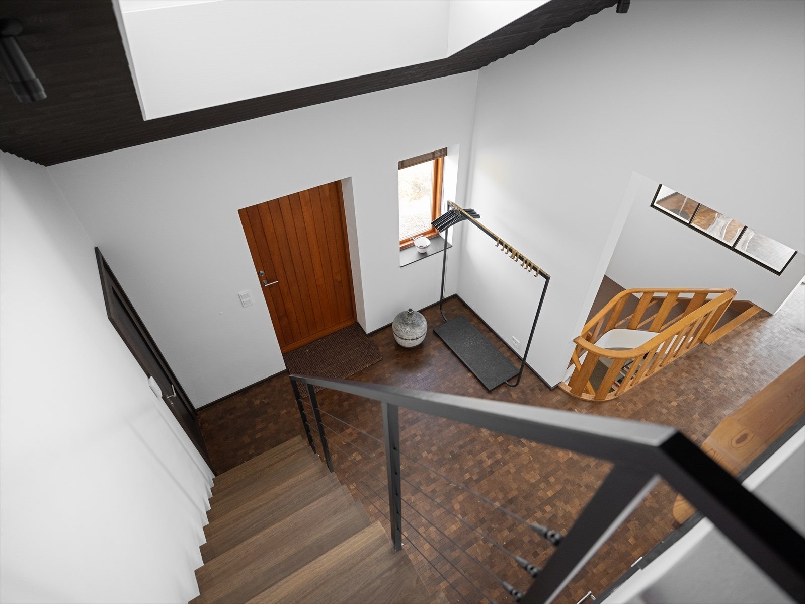 Hall med oppgang til hems/loft. Galleribilde