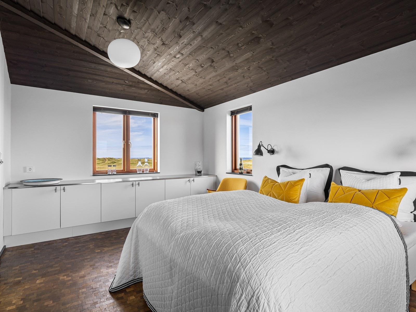 Hovedsoverom med ensuite bad. Like nydelig utsikt når våkner, som når du legger deg. Galleribilde