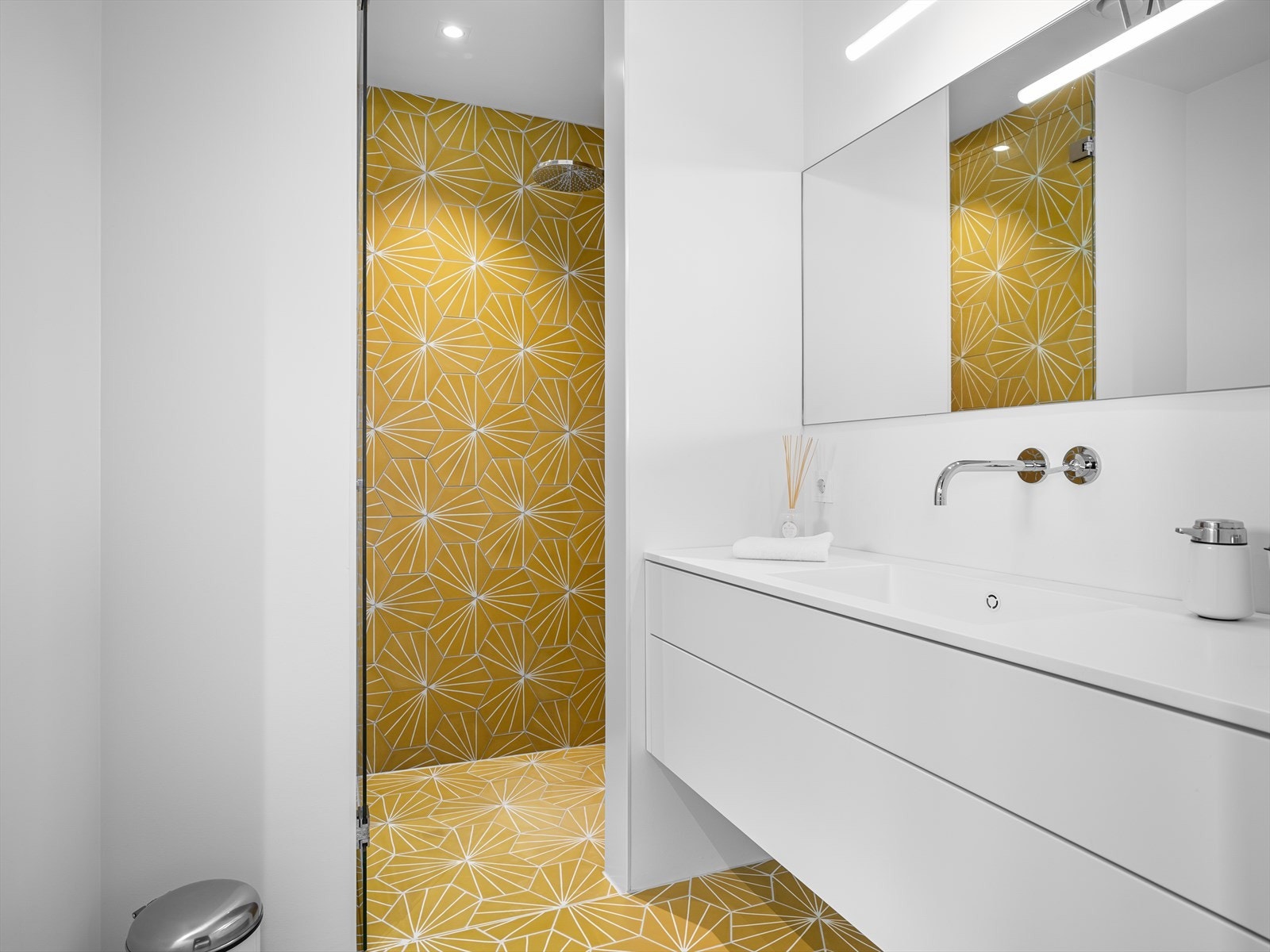 Ensuite bad med farger og utforming som tar omgivelsene ute, inn. Galleribilde