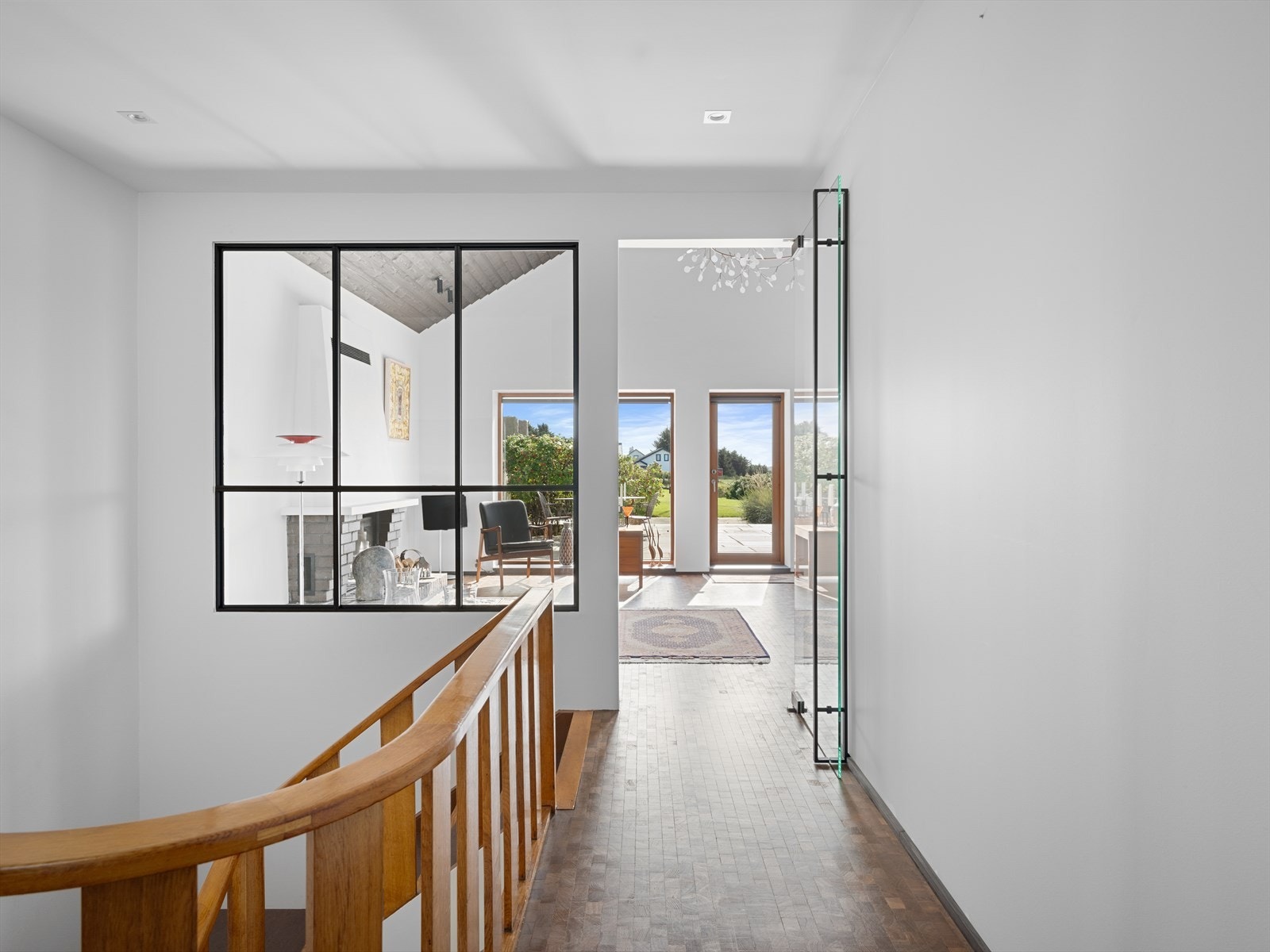 Nydelige kontraster mellom original trapp og stålsatt vindu og glassdør som gir gjennomgående naturlig lys. Galleribilde