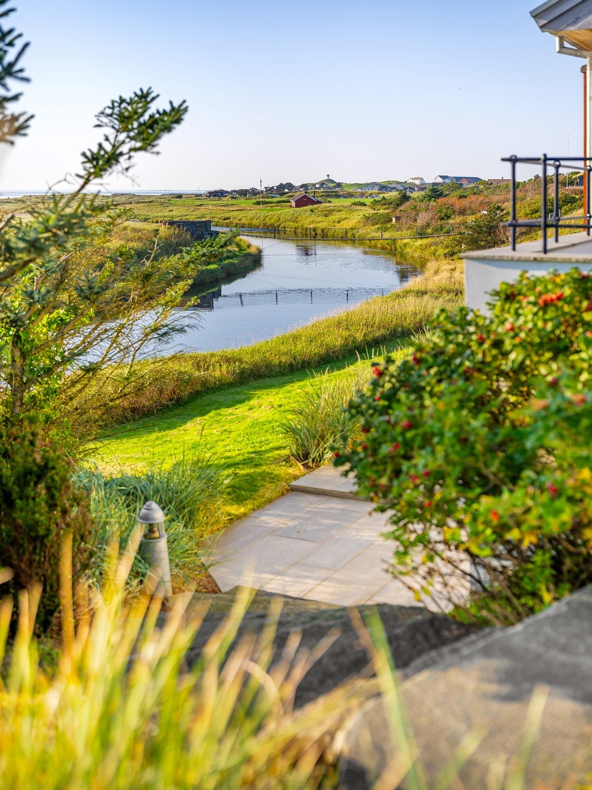 Nedgang til utedusj og flere skiferterrasser, samt tilgang til hagestuen. Galleribilde